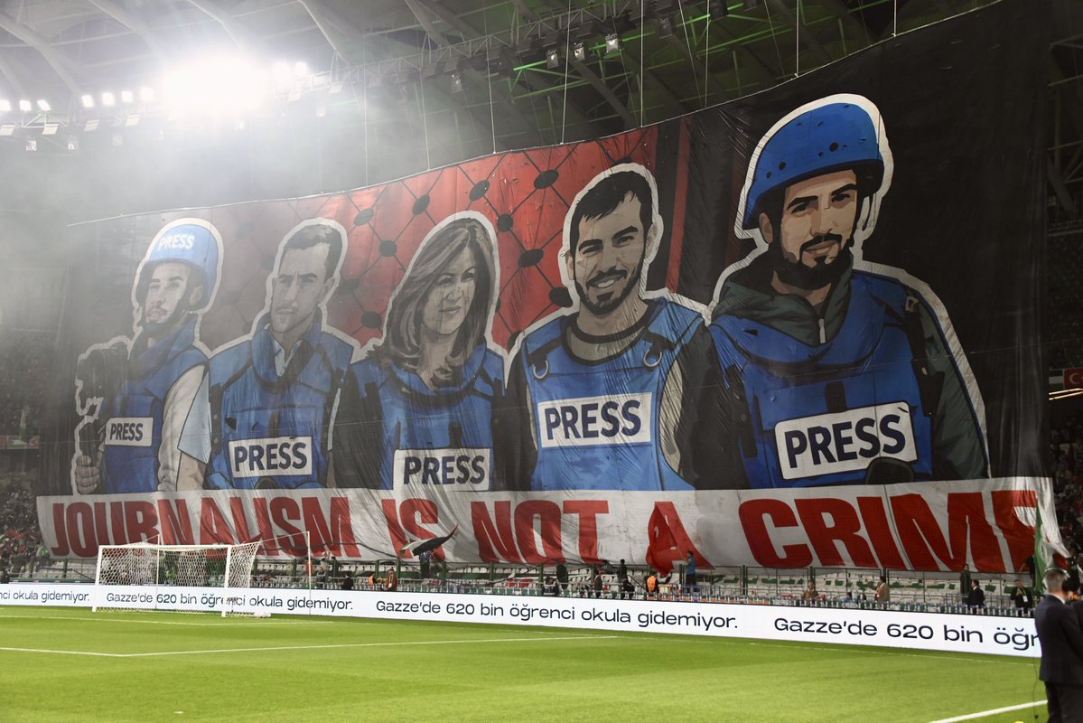konyaspor's tweet photo. "Kalemleri susturabilirsiniz ama yazdıkları gerçekleri asla yok edemezsiniz. Filistin’in cesur yürekli gazetecileri, dünyaya sadece haberi değil, insanlık onurunu miras bıraktı."

🇹🇷𝗔𝗬𝗡𝗜 𝗧𝗔𝗥��𝗙𝗧𝗔𝗥𝗜𝗭.🇹🇷
🇵🇸𝗔𝗬𝗡𝗜 𝗧𝗔𝗥𝗔𝗙𝗧𝗔𝗬𝗜𝗭.🇵🇸 https://t.co/YIVouQkuLk