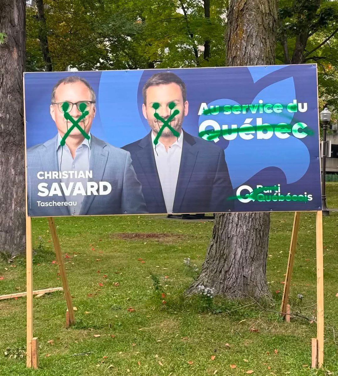C_Savard's tweet photo. Cette pancarte a été posée par mon père, dans un parc que mon fils traverse tous les jours. 

Le débat politique doit se faire dans les urnes, pas en arrachant ou en vandalisant les pancartes de nos candidats, ni celles des autres partis.

Dans plusieurs secteurs, des affiches du Parti Québécois, de la CAQ, du Parti Conservateur et du Parti libéral ont été vandalisées ou retirées. Un constat qui soulève forcément des questions : qui fait ça, et pourquoi?

Une chose est certaine : nous ne prétendons pas connaître l’identité des responsables et nous ne porterons pas d’accusation sans preuve.

En démocratie, on peut être profondément en désaccord avec un parti, ses idées ou ses candidats. On peut les critiquer, les confronter et voter contre eux.

Mais on ne vandalise pas leur visage, encore moins en y apposant des croix sur les yeux.

La démocratie mérite mieux que ça.

Ce n’est pas ça le Québec.