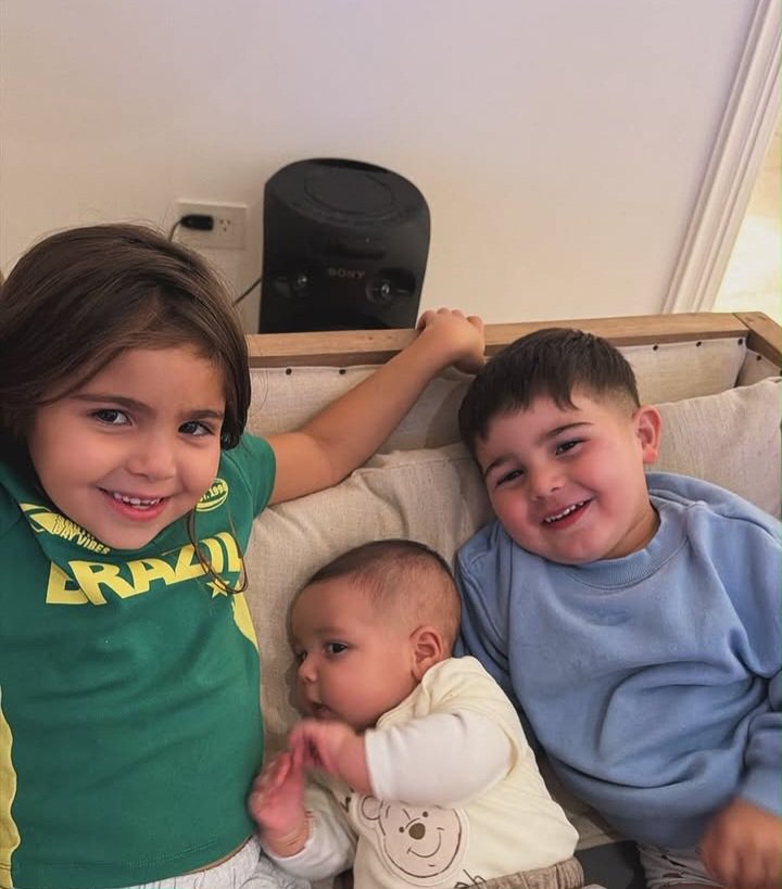 reberretta's tweet photo. Por qué nadie habla de la foto de Olivia, Benja y Amadeo 😭😭💗💗 https://t.co/0EmWayvBy5