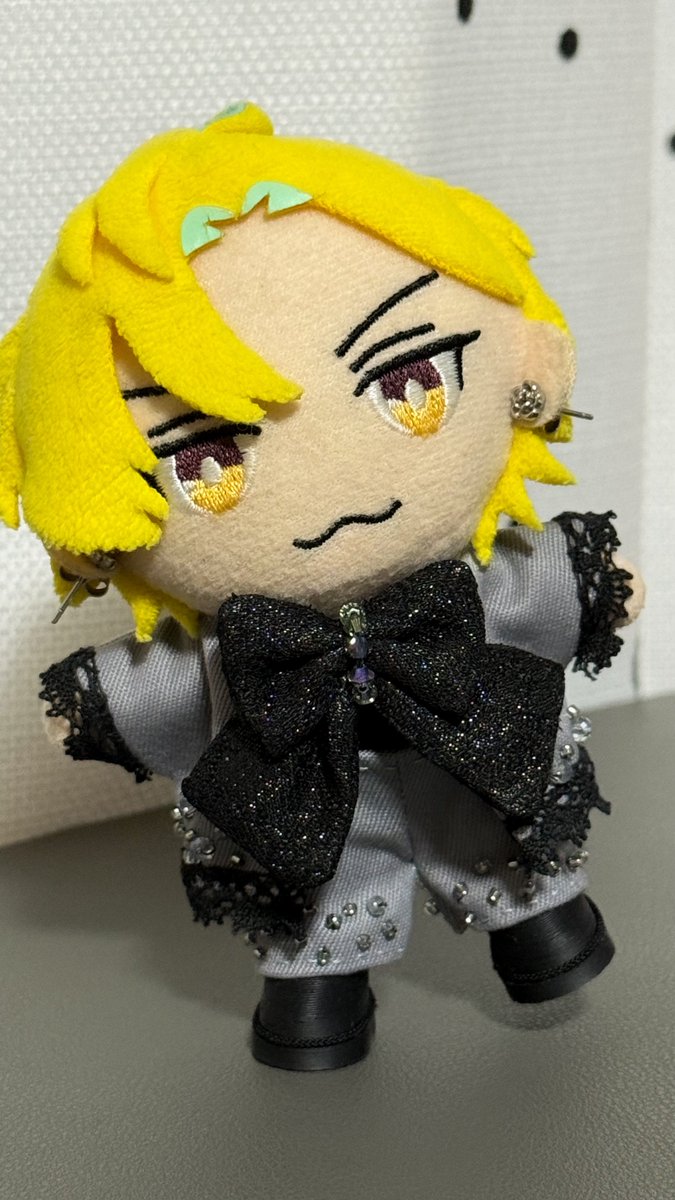 Om_rice56's tweet photo. 「ズボンも作ってよ〜」って目線をめちゃくちゃ感じたので、急ぎ作った！！！
キラキラでご満悦だね、ひふぬ！！！
でも明日(もう今日)は参戦じゃないからね！！寝ようね！！！！💤 https://t.co/55Ess9tPbZ