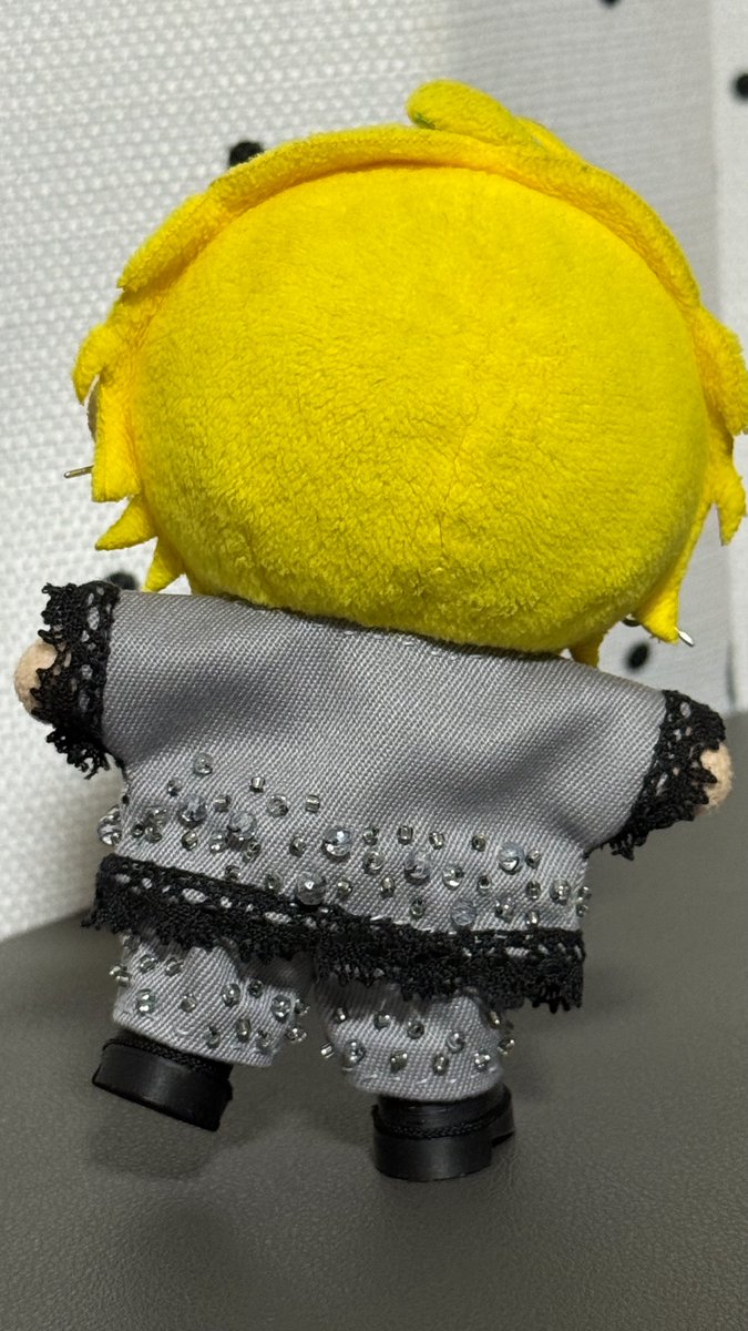 Om_rice56's tweet photo. 「ズボンも作ってよ〜」って目線をめちゃくちゃ感じたので、急ぎ作った！！！
キラキラでご満悦だね、ひふぬ！！！
でも明日(もう今日)は参戦じゃないからね！！寝ようね！！！！💤 https://t.co/55Ess9tPbZ