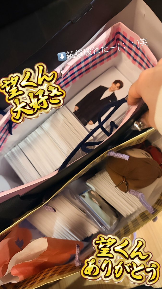 ronge_nonmero's tweet photo. #小瀧望 くん #ファミクラストア渋谷 
望くんに最後どうしても感謝伝えたくて朝から行ってきた😭😭😭😭
友達みんな来ててなんか現場みたいで切なくなったなー(´⌯  ̫⌯`)
26274のゆいむにの写真元々生誕の時から集めてたけど今日もやっぱり1番好きビジュで買ってきた😭😭😭
予算余ったからアー写と愛執の好きビジュも買った😭😭
友達いっぱいきてたから交換したり配ったりしてきたദ്ദി＞ᴗ＜)🩷
ずーーーーーっと望くんの味方です🙂‍↕️🙂‍↕️
12年グループとしてお疲れ様でした！！
#ジャニーズWEST #WEST.#ファミクラストア