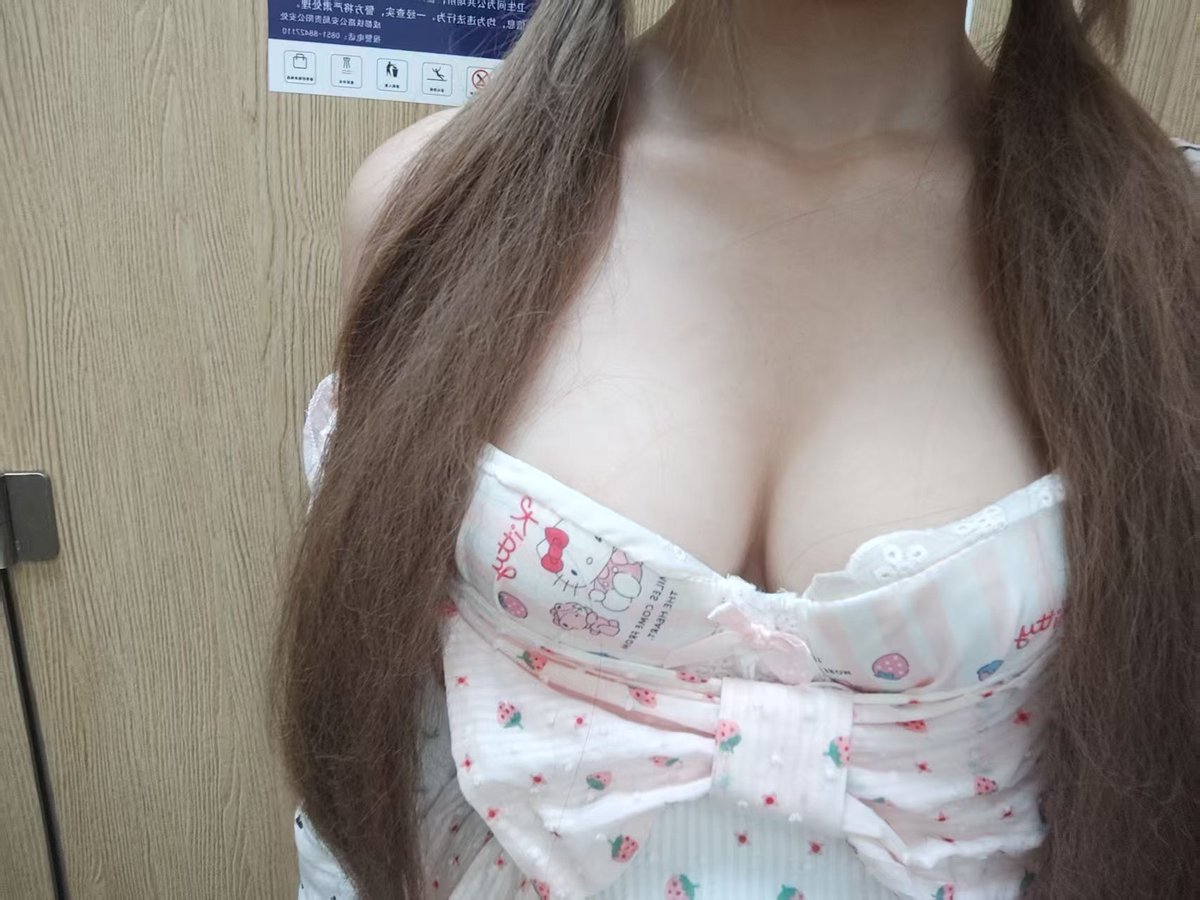 ECartailler's tweet photo. 今天回家找朋友玩了 好累呀 一直没登X 
我先睡啦 明天在一一回复大家 谢谢你们那么好看还那么喜欢我😘 （图片左滑有惊喜哦）
PS：本帖点赞过一千 明天回家在高铁上的露出视频哦 https://t.co/ck2OhOok4I