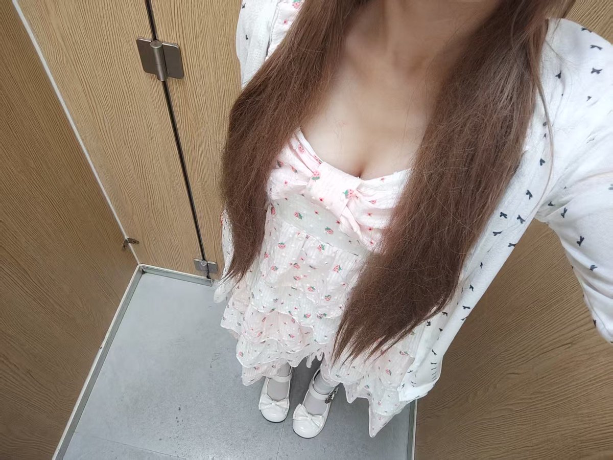 ECartailler's tweet photo. 今天回家找朋友玩了 好累呀 一直没登X 
我先睡啦 明天在一一回复大家 谢谢你们那么好看还那么喜欢我😘 （图片左滑有惊喜哦）
PS：本帖点赞过一千 明天回家在高铁上的露出视频哦 https://t.co/ck2OhOok4I