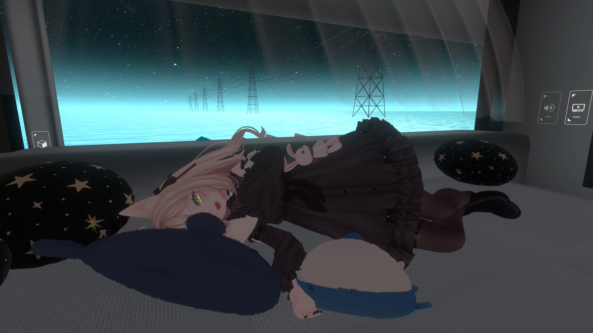 noelusagi's tweet photo. ふわふわなさめちゃんのぬいぐるみがいっぱい🦈
でもなぜか抱っこできないしどっか吹っ飛んでって消えるし宙に浮くし　なんなら自分だけが浮いたりするしちょっと謎だった。　でもふわふわはいいぞ！
水の音が落ち着くのでたのしかったかもしれない https://t.co/XjRYKsygwO
