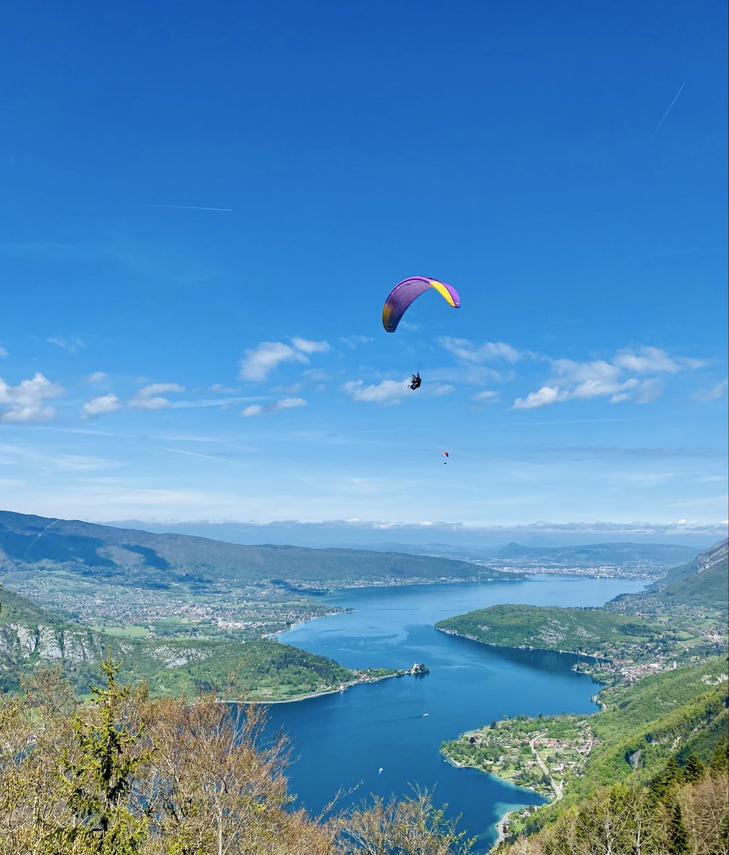 DoBenoit's tweet photo. @Don19hockey Es-tu allée à l’autre bout du lac, dans le coin de Doussard, là où partent les parapentes? La vue en haut des montagnes est sublime! https://t.co/ihtTAXg4ru