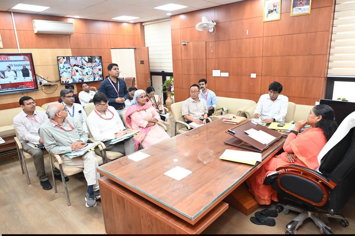 NCBC_INDIA's tweet photo. नई दिल्ली स्थित राष्ट्रीय पिछड़ा वर्ग आयोग कार्यालय में माननीय अध्यक्ष साध्वी निरंजन ज्योति जी ने रायबरेली, जोधपुर एवं पटना स्थित अखिल भारतीय आयुर्विज्ञान संस्थान (AIIMS) के वरिष्ठ अधिकारियों के साथ अन्य पिछड़ा वर्ग से संबंधित महत्वपूर्ण विषयों पर विस्तृत समीक्षा बैठक की।

बैठक में माननीय अध्यक्ष जी ने अन्य पिछड़ा वर्ग के लिए निर्धारित आरक्षण प्रावधानों के प्रभावी एवं पूर्ण अनुपालन, संवैधानिक अधिकारों एवं हितों के संरक्षण तथा लंबित शिकायतों एवं प्रकरणों के समयबद्ध निस्तारण की प्रगति की गहन समीक्षा की। उन्होंने संबंधित अधिकारियों को स्पष्ट निर्देश दिए कि OBC आरक्षण से संबंधित प्रावधानों का अक्षरशः अनुपालन करते हुए लंबित प्रकरणों का निर्धारित समय-सीमा में समाधान सुनिश्चित किया जाए।
