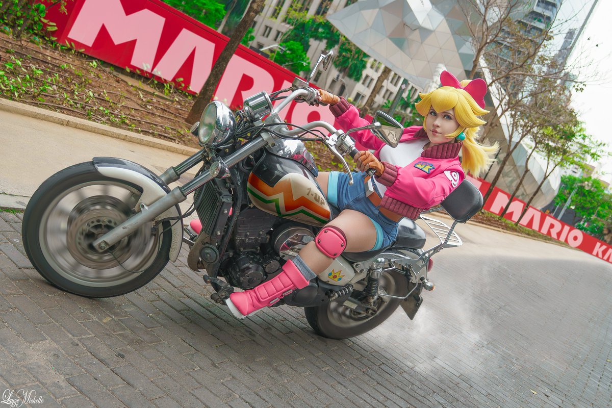 layze_michelle's tweet photo. Vrooom Vroooom, today I'm bringing you the last photos of #TouringPeach! 🍑💖

We have a whole little sequence of her going off the track, stopping for a break, grabbing a little snack along the way, and still having enough time to win the race!! 🏁😎💅🍔🏆

#MarioKartWorld https://t.co/hUXxC8Qqet