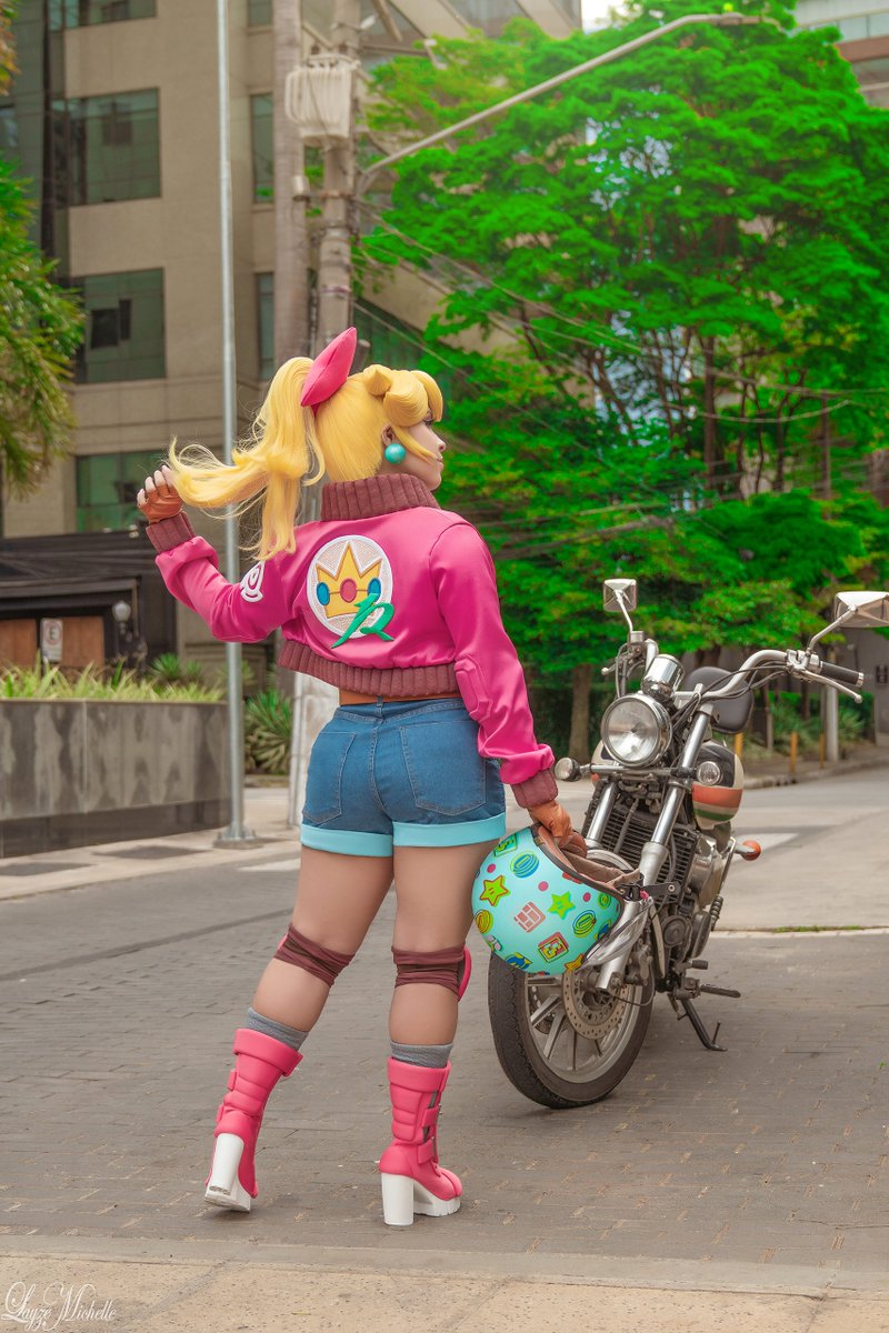 layze_michelle's tweet photo. Vrooom Vroooom, today I'm bringing you the last photos of #TouringPeach! 🍑💖

We have a whole little sequence of her going off the track, stopping for a break, grabbing a little snack along the way, and still having enough time to win the race!! 🏁😎💅🍔🏆

#MarioKartWorld https://t.co/hUXxC8Qqet