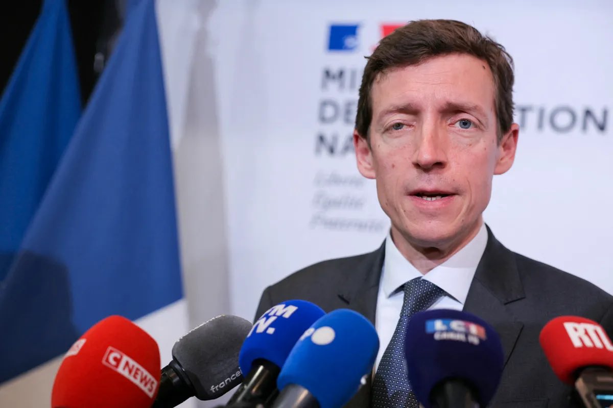 LBleuBlancRouge's tweet photo. 🚨😳 Le ministre de l’Éducation nationale annonce que certains écoliers n’auront plus accès à leur établissement, car des émeutiers ont complètement détruit le système de sécurité incendie, rendant ainsi l’accueil des élèves impossible par mesure de sécurité. 

Il précise également qu’un agent de l’éducation nationale a eu son logement de fonction complètement dévasté.