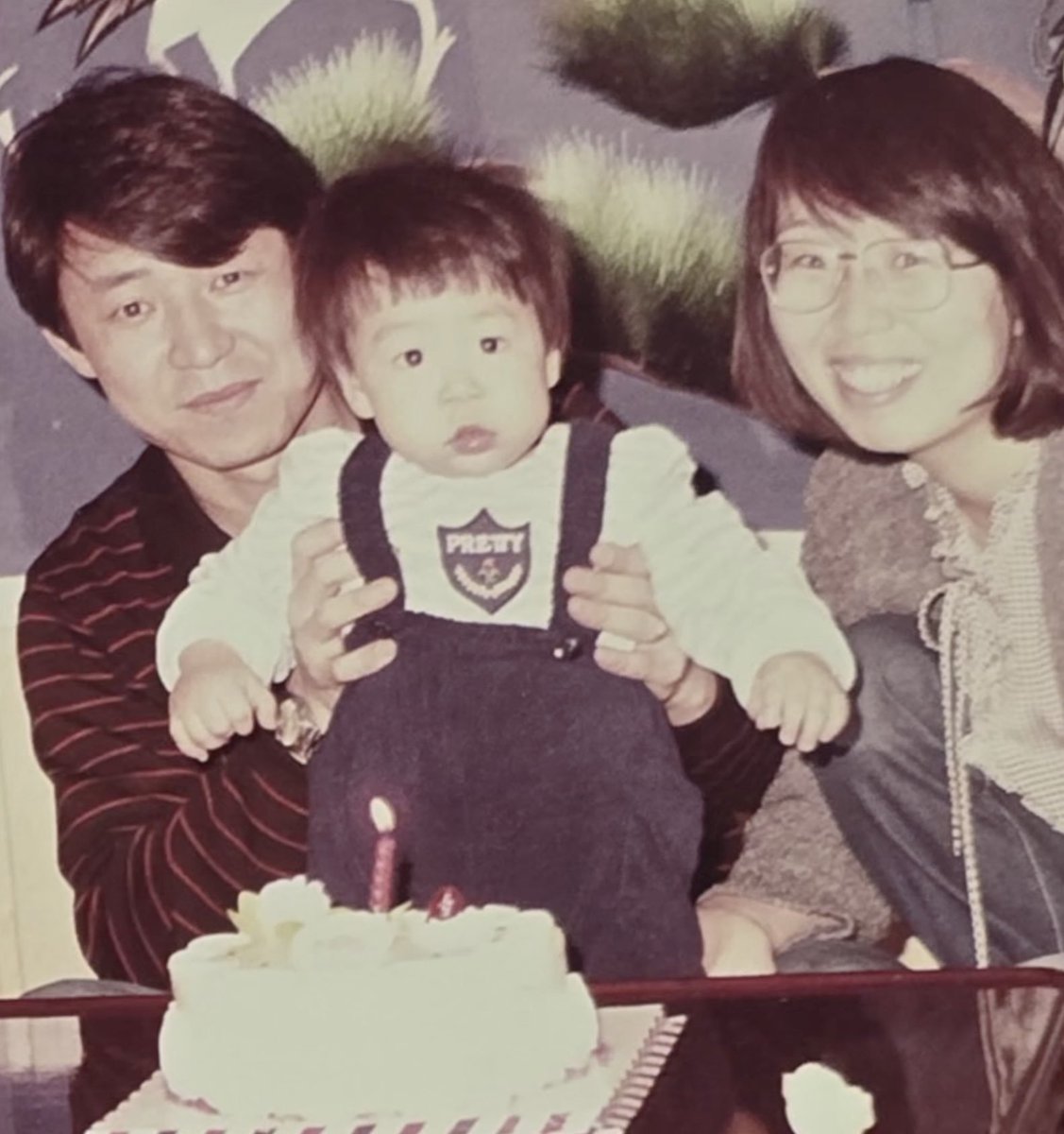 Sontamin_C's tweet photo. 저 쥐알탱이만한 꼬마쟁이가 너무나 멋있는 어른남성으로 성장해있고 선한 인상이 그대로신데 세월이 묻어나는 부모님 모습을 뵈오니 괜히 내가 눈물나 요리사 진짜 아프지말고 몸 잘챙겨서 부모님께 효도해라 https://t.co/RGifCrgako