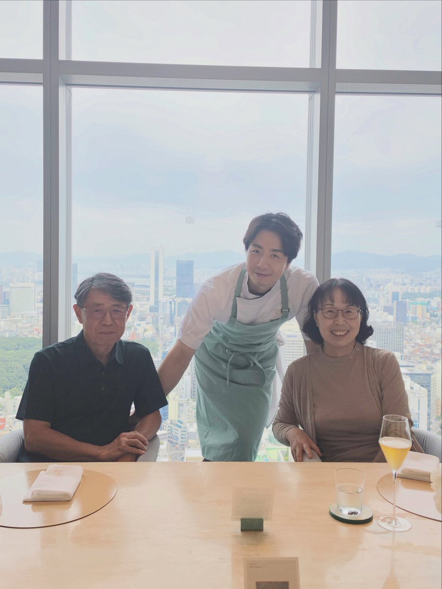 Sontamin_C's tweet photo. 저 쥐알탱이만한 꼬마쟁이가 너무나 멋있는 어른남성으로 성장해있고 선한 인상이 그대로신데 세월이 묻어나는 부모님 모습을 뵈오니 괜히 내가 눈물나 요리사 진짜 아프지말고 몸 잘챙겨서 부모님께 효도해라 https://t.co/RGifCrgako