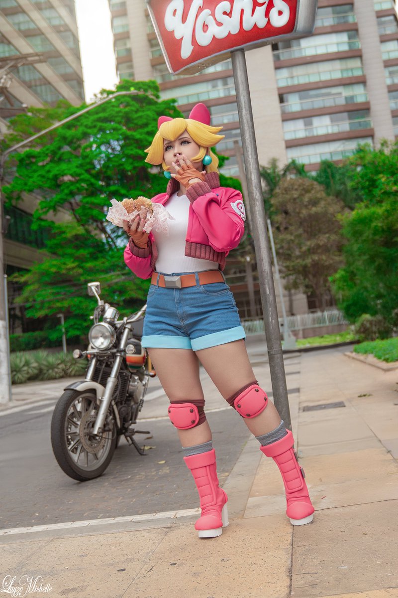 layze_michelle's tweet photo. Vrooom Vroooom, today I'm bringing you the last photos of #TouringPeach! 🍑💖

We have a whole little sequence of her going off the track, stopping for a break, grabbing a little snack along the way, and still having enough time to win the race!! 🏁😎💅🍔🏆

#MarioKartWorld https://t.co/hUXxC8Qqet