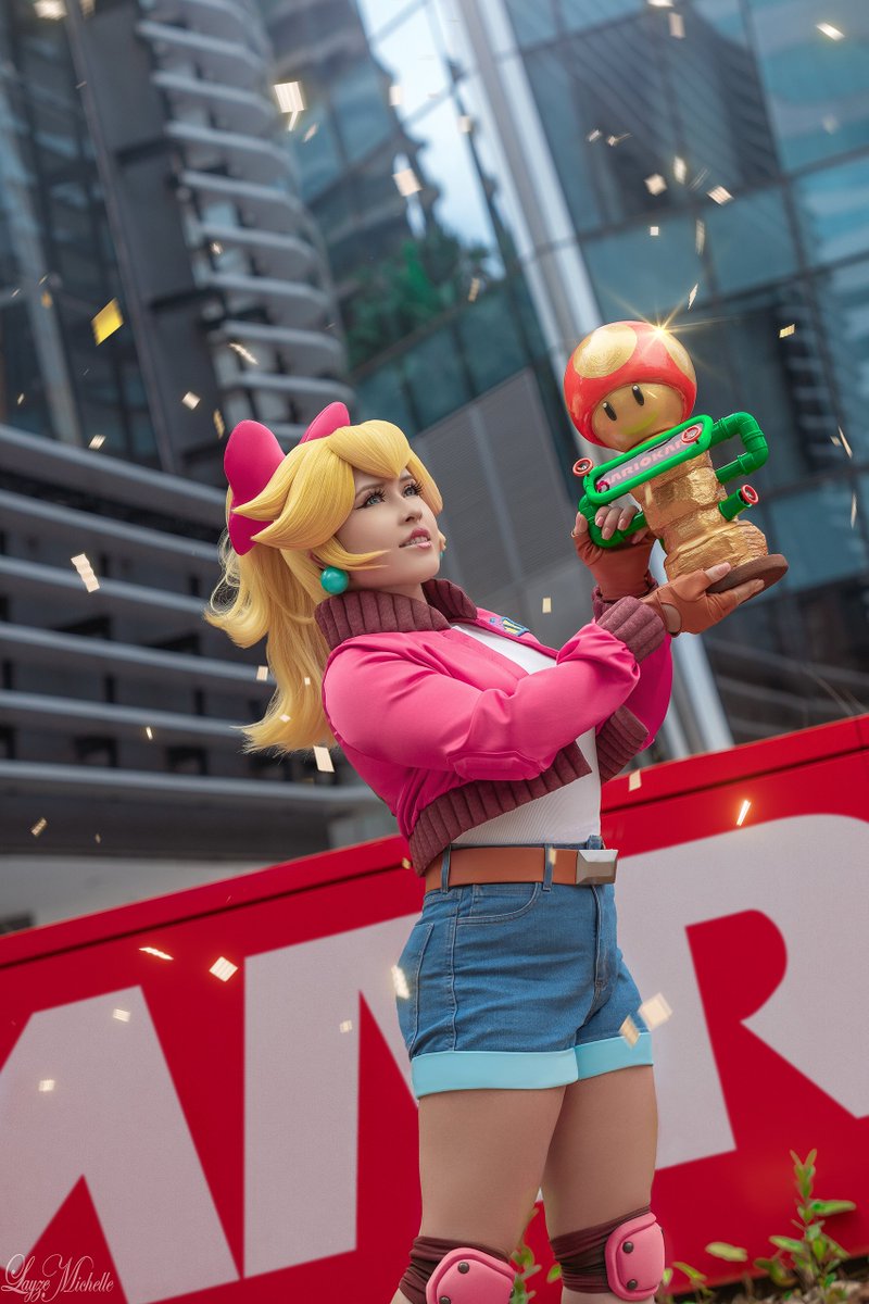layze_michelle's tweet photo. Vrooom Vroooom, today I'm bringing you the last photos of #TouringPeach! 🍑💖

We have a whole little sequence of her going off the track, stopping for a break, grabbing a little snack along the way, and still having enough time to win the race!! 🏁😎💅🍔🏆

#MarioKartWorld https://t.co/hUXxC8Qqet