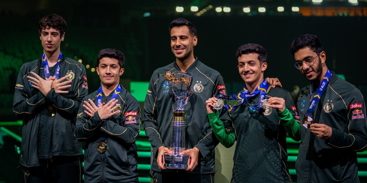crespor's tweet photo. روستر عاد من الموت حرفيًا 
من عدم التأهل لميجر باريس
للمره الاولى في تاريخهم
وضغوطات إعلامية كبيرة على مدار السنة

الى أبطال EWC و RLCS 
اول سعوديين يحققون EWC و RLCS ودرالي اول لاعب يحقق كأس العالم ٣ مرات ورا بعض 

فالكونز روكيت ليق 🦅💚 https://t.co/iZcg3BmY4j