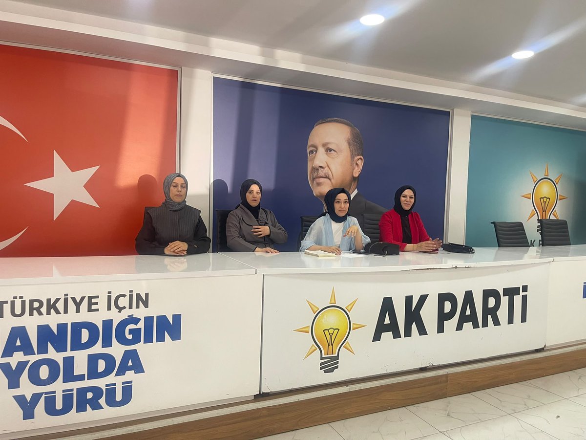 Aknizipkadinkol's tweet photo. Ak parti Nizip Kadın Kolları Başkanımız Rabia Günbay ve yönetim kurulu üyelerimizle birlikte haftalık olağan yönetim kurulu toplantımızı gerçekleştirdik.
Toplantıda güncelde olan ve önümüzdeki dönemlerde yapacaklarımız hakkında istişarelerde bulunduk. @AKKADINGM @fmfedaioglu https://t.co/oUsqvdov0y
