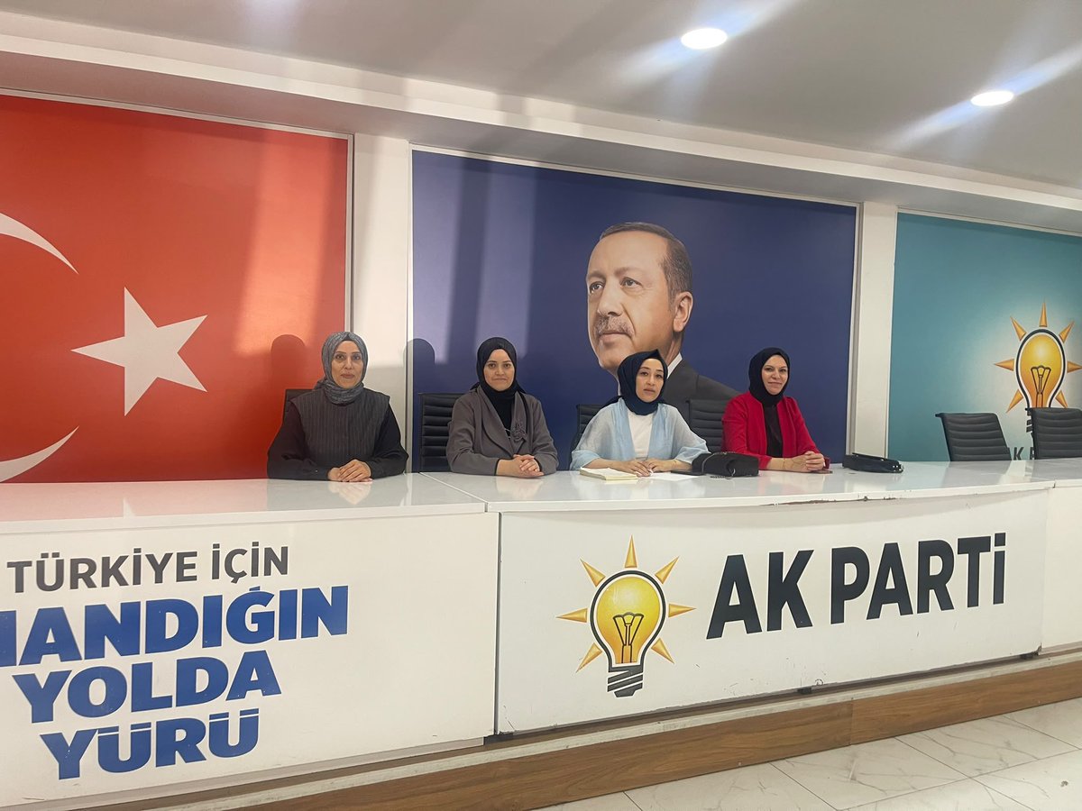 Aknizipkadinkol's tweet photo. Ak parti Nizip Kadın Kolları Başkanımız Rabia Günbay ve yönetim kurulu üyelerimizle birlikte haftalık olağan yönetim kurulu toplantımızı gerçekleştirdik.
Toplantıda güncelde olan ve önümüzdeki dönemlerde yapacaklarımız hakkında istişarelerde bulunduk. @AKKADINGM @fmfedaioglu https://t.co/oUsqvdov0y