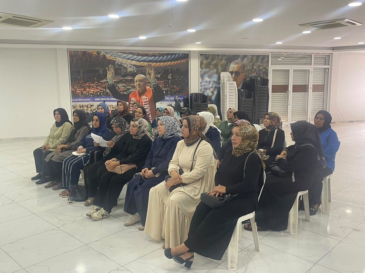Aknizipkadinkol's tweet photo. Ak parti Nizip Kadın Kolları Başkanımız Rabia Günbay ve yönetim kurulu üyelerimizle birlikte haftalık olağan yönetim kurulu toplantımızı gerçekleştirdik.
Toplantıda güncelde olan ve önümüzdeki dönemlerde yapacaklarımız hakkında istişarelerde bulunduk. @AKKADINGM @fmfedaioglu https://t.co/oUsqvdov0y