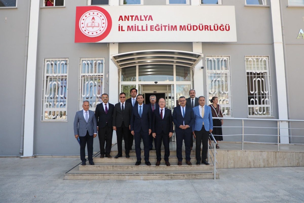mebodsgm's tweet photo. ANTALYA İLİ ÇALIŞMA ZİYARETİ

Genel Müdürümüz Sayın Erdal Kılınç, Antalya’ya gerçekleştirdiği çalışma ziyareti kapsamında il millî eğitim müdürlüğünü ziyaret ederek, ölçme, değerlendirme ve sınav hizmetleri alanında yapılan çalışmalar hakkında il yöneticileriyle değerlendirme toplantısı gerçekleştirdi.
Toplantının ardından Sayın Kılınç, Ölçme, Değerlendirme ve Sınav Hizmetleri Genel Müdürlüğünce, Türkiye Yüzyılı Maarif Modeli (TYMM) öğretim programlarıyla uyumlu, beceri temelli ölçme araçlarının geliştirilmesi amacıyla düzenlenen Açık Uçlu Madde Yazım Çalıştayı’na katıldı.
28 Eylül-2 Ekim tarihleri arasında Kumluca Turizm Mesleki ve Teknik Anadolu Lisesinde gerçekleştirilen çalıştaya; Ortaöğretim Matematik ve Sosyal Bilgiler alanlarından 40 alan uzmanının yanı sıra Ortaöğretim Genel Müdürlüğü ve Temel Eğitim Genel Müdürlüğünden alan uzmanları da katılıyor.
Madde hazırlama, değerlendirme süreçlerinde uygulama birliğinin sağlanması ve hazırlanan soruların niteliğinin güçlendirilmesinin hedeflendiği çalıştayda, Genel Müdürümüz Sayın Kılınç’a Ölçme Araçları Geliştirme Daire Başkanı Hüseyin Daldal eşlik etti.
@tcmeb 
@Yusuf__Tekin 
@farukyelkenci 
@erdalkilinc27