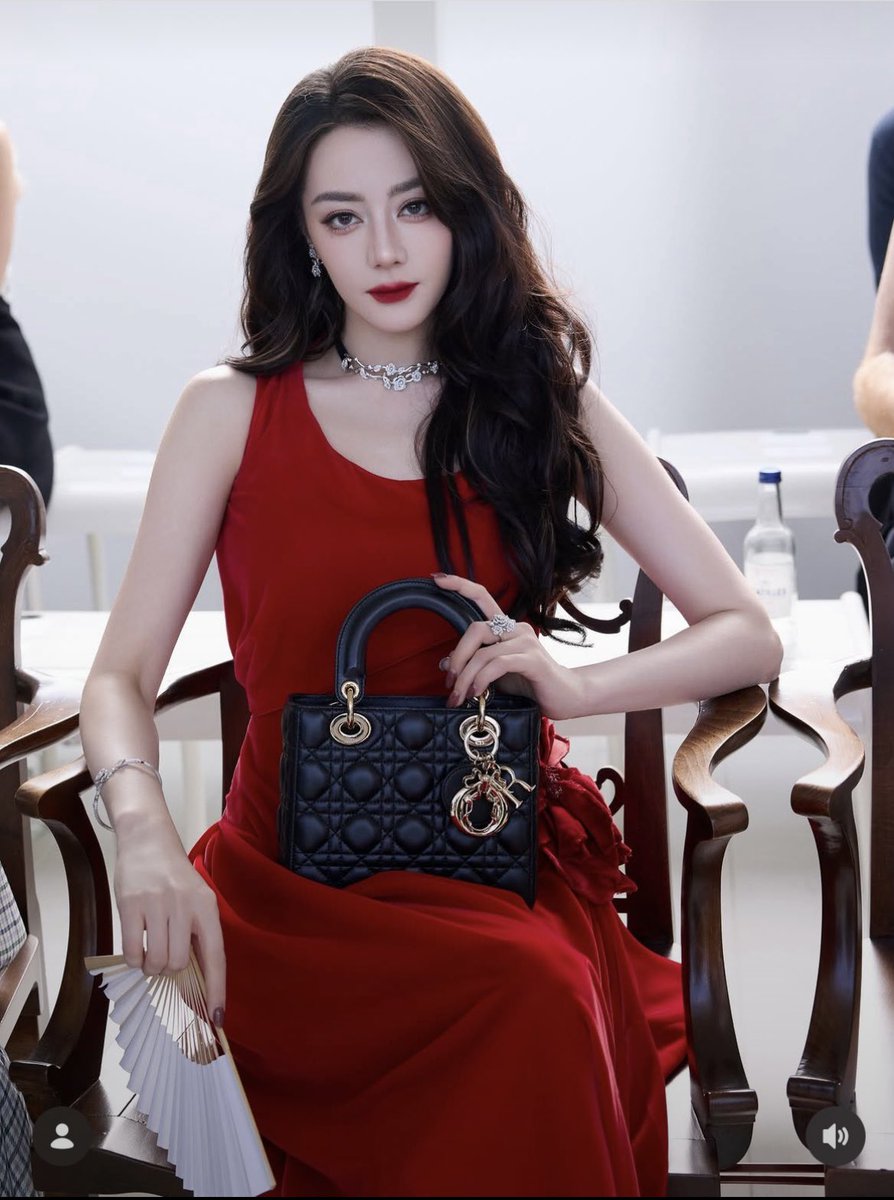 Mizing06's tweet photo. @Fashion_Critic_ This Diva in red . #DilrabaxDiorSummer27 
#DiorSummer27 #Dilraba https://t.co/zcPOevD7Lx