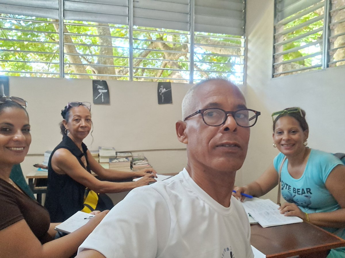 Roberto96450990's tweet photo. Hoy magnífico encuentro entre el Departamento de Danza de la EIA y el equipo Metodológico de Danza del CPCC. La J' del Departamento realizo una donación de Bibliografia para nuestro centro. https://t.co/jsERNL37Go