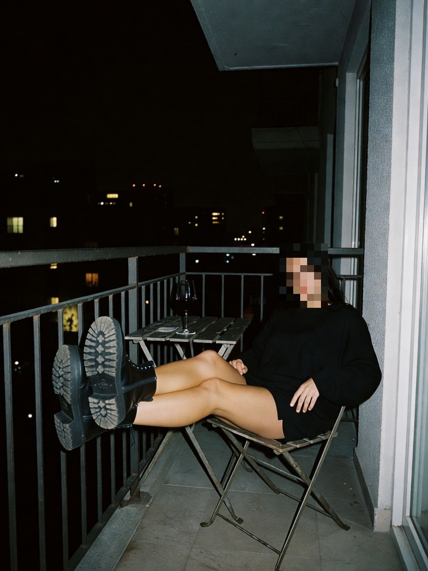MistressLisa420's tweet photo. 3 a.m., red wine 🍷 and my chunky boots up on the balcony railing 🖤 The whole city is asleep while you stare at my soles like the pathetic mutt you are 👢 Which of you would sleep out here on the cold floor for me? 😈🐶 #findom #humanATM #cashpig #bootworship #combatboots https://t.co/QWhu7PbhhK