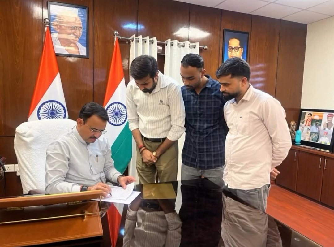 SUMANJAAT1234's tweet photo. राजस्थान नर्सेज भर्ती संघर्ष समिति के साथियों ने आज फिर उपमुख्यमंत्री @DrPremBairwa जी को मेरिट प्लस बोनस भर्ती की मांग को लेकर ज्ञापन सौंपा। 

#नर्सिंग_भर्ती_मेरिट_बोनस_से_हो 
@BhajanlalBjp @GajendraKhimsar
@kkvishnoibjp @svoruganti1466 @ml_vikas
नर्सेज एकता जिंदाबाद ✊ https://t.co/tJdn43Sb6S