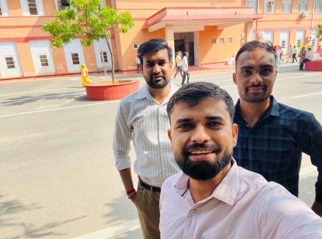 SUMANJAAT1234's tweet photo. राजस्थान नर्सेज भर्ती संघर्ष समिति के साथियों ने आज फिर उपमुख्यमंत्री @DrPremBairwa जी को मेरिट प्लस बोनस भर्ती की मांग को लेकर ज्ञापन सौंपा। 

#नर्सिंग_भर्ती_मेरिट_बोनस_से_हो 
@BhajanlalBjp @GajendraKhimsar
@kkvishnoibjp @svoruganti1466 @ml_vikas
नर्सेज एकता जिंदाबाद ✊ https://t.co/tJdn43Sb6S
