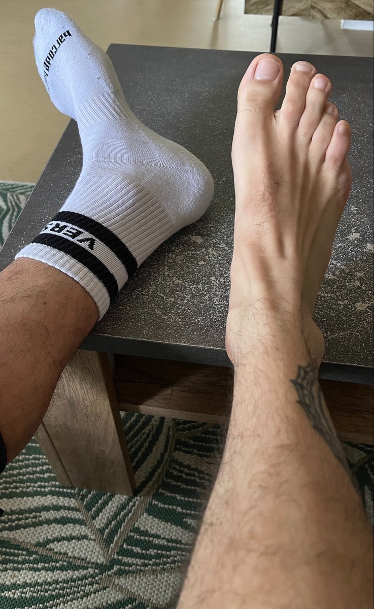 feetsocks35's tweet photo. Avec 🧦 ou sans 🦶 ? 👅😈

#gayfeet #feet #sock #footfetısh #feetfetısh #kiffeur #fétichiste #gay #master #soumi #soumis #gayfoot #pied #pieds https://t.co/pUYGX0rzVQ