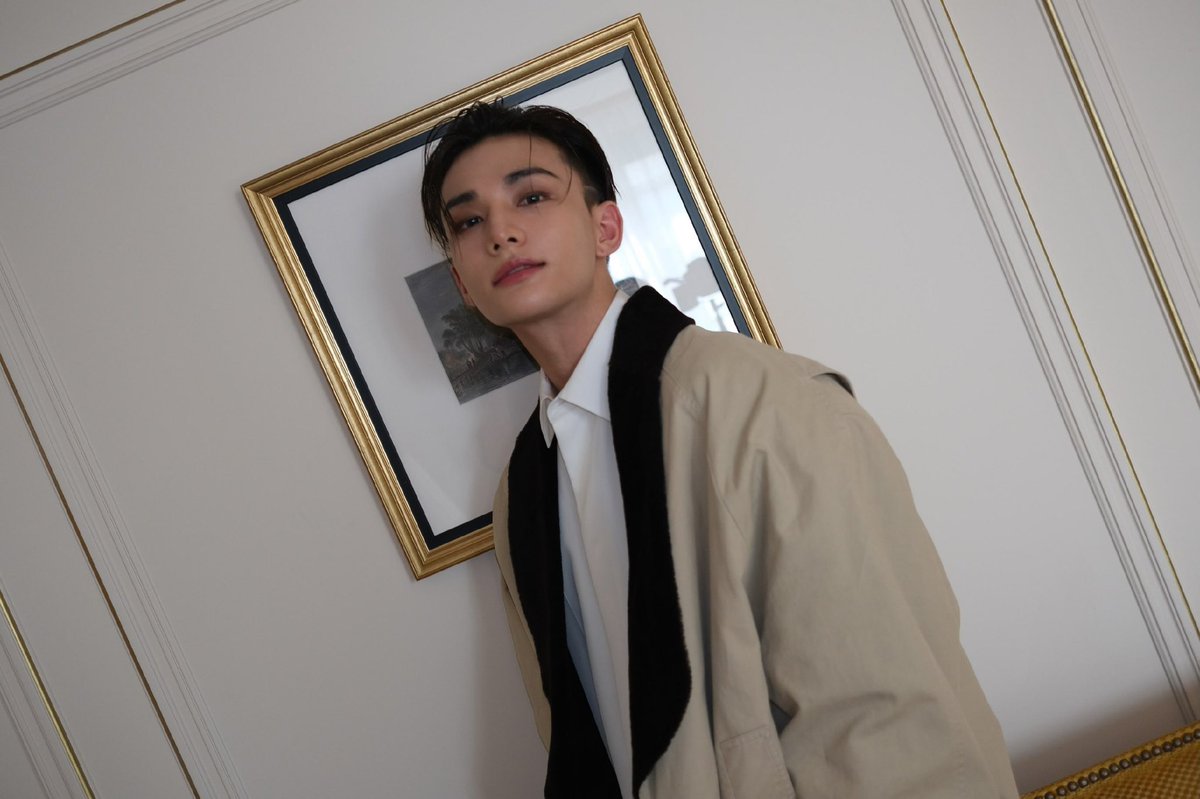spearhyunnie2's tweet photo. hyunjin instagram update: "DIOR 🪷"

#DiorSummer27_HYUNJIN https://t.co/BXM8O0fCt3