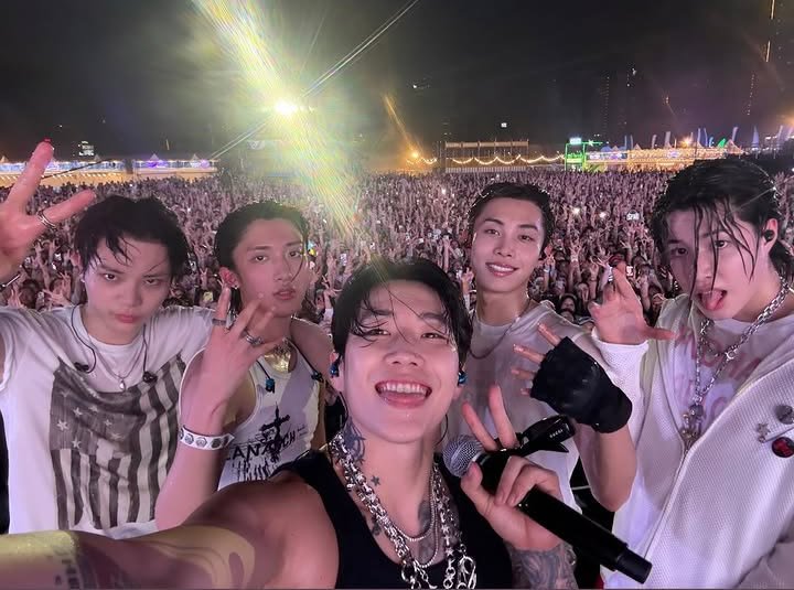 miu_aeri's tweet photo. mereka anak pertama di rumah kecil Morvi jadi pake strategi parent-teacher performance sama bapaknya dulu kak 🙏🏻ini anak lanang juga berusaha tumbuh berkembang di atas kaki sendiri kok🥹 tolong kasih anak² baik ini waktu buktiin itu dan bapaknya bisa duduk nonton dengan bangga🤍 https://t.co/nT7FclbnE0