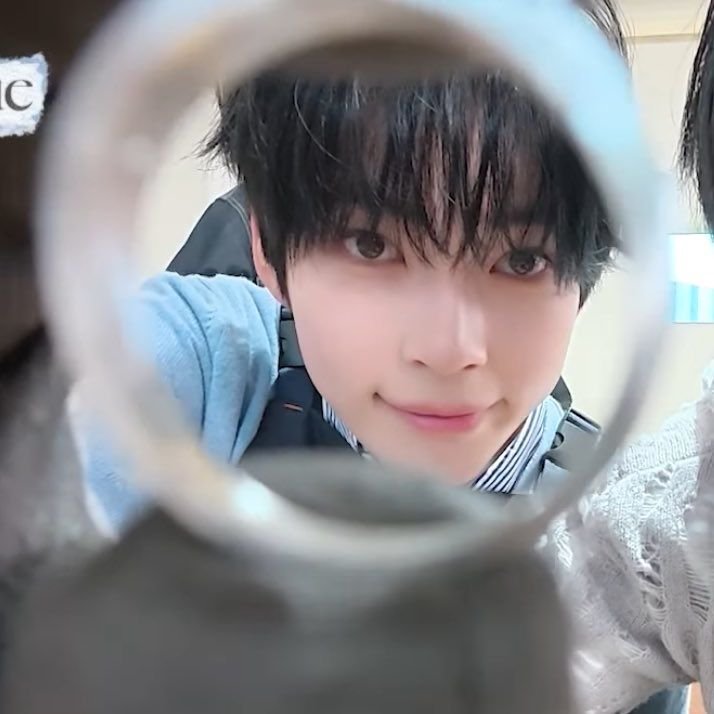 haobinz03's tweet photo. Ring has been secured. The important question now: who gets it🤔🤔

#ZRSD #ZeroseSelcaDay #SUNGHANBIN #ZB1 #ZEROBASEONE https://t.co/MfX50eDjX7
