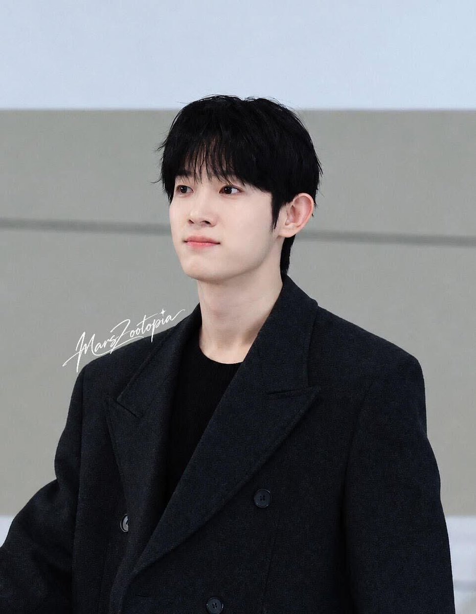 phuonganhh2904's tweet photo. SiWoo in Paris is a dream come true, looking so handsome and stylish today!

BONNE JOURNÉE SIWOO
#PARKSIWOO 
#PARKSIWOOPFWSS27 https://t.co/h2r7cBzK1A