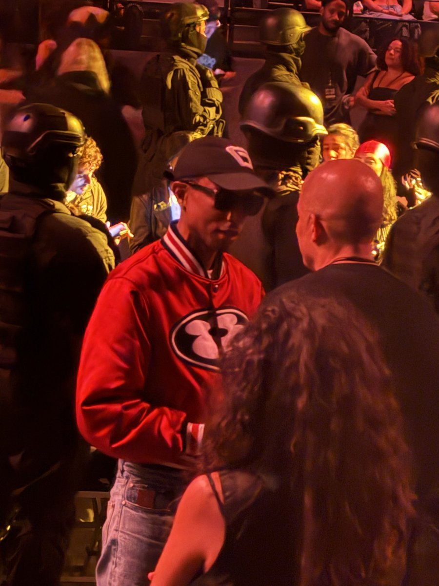 HardestFitPics's tweet photo. Pharrell is in the House for A$AP Rocky’s fashion show in Paris 📸 https://t.co/ZeWQv9uLPb
