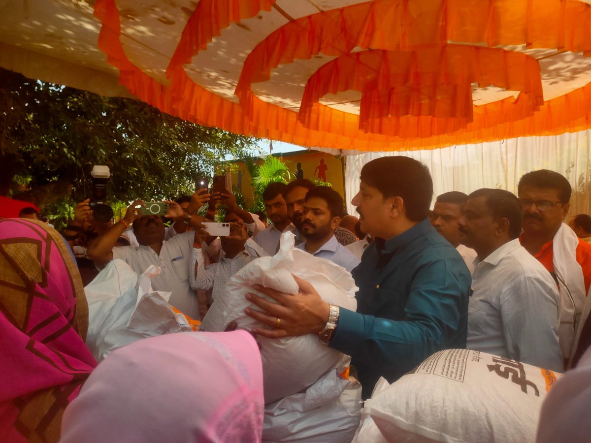 dmgonda2's tweet photo. तहसील करनैलगंज अंतर्गत बाढ़ प्रभावित क्षेत्र नकहरा  में ग्रामीणों को बाढ़ चौकी गौरासिंहना पुर में मा० विधायक करनैलगंज श्री अजय सिंह जी एवं उपजिलाधिकारी करनैलगंज द्वारा बाढ़ राहत किट का वितरण किया गया।
#गोण्डा_उत्तर_प्रदेश https://t.co/NbhrpLKhoT