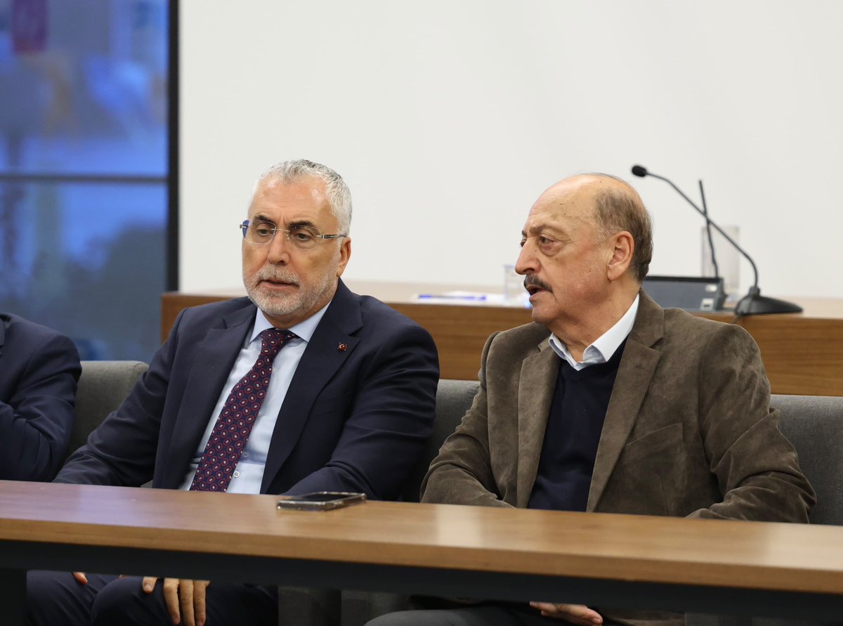 isikhanvedat's tweet photo. Önceki dönem Çalışma ve Sosyal Güvenlik Bakanımız, Ankara Milletvekilimiz Sayın Prof. Dr. @vedatbilgn’e, ebedi aleme irtihal eden muhterem annesi Gülpaşa Bilgin teyzemiz için taziye ziyaretinde bulunduk. 

Merhumeye Allah’tan rahmet diliyor, değerli ailesine ve sevenlerine sabr-ı cemil niyaz ediyorum.