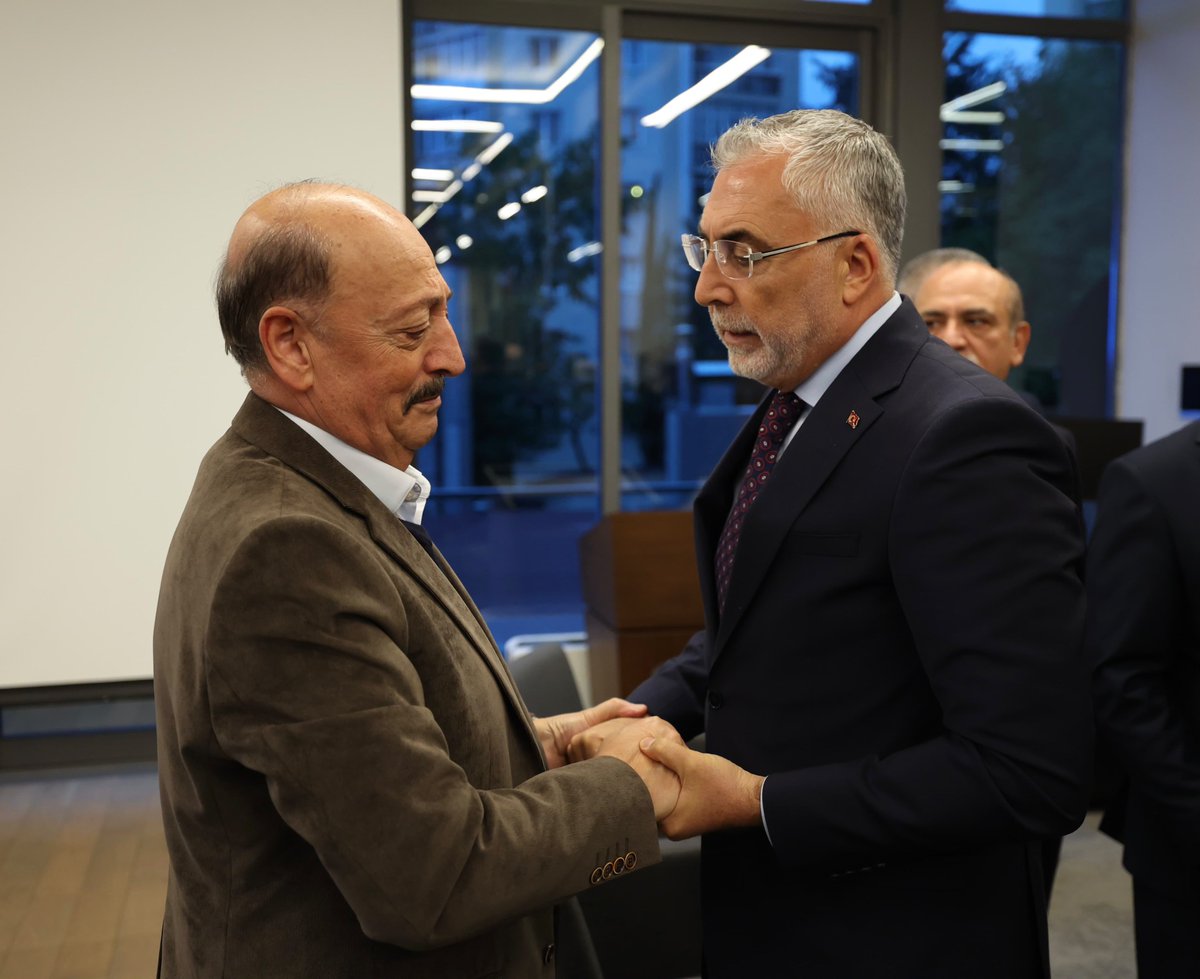 isikhanvedat's tweet photo. Önceki dönem Çalışma ve Sosyal Güvenlik Bakanımız, Ankara Milletvekilimiz Sayın Prof. Dr. @vedatbilgn’e, ebedi aleme irtihal eden muhterem annesi Gülpaşa Bilgin teyzemiz için taziye ziyaretinde bulunduk. 

Merhumeye Allah’tan rahmet diliyor, değerli ailesine ve sevenlerine sabr-ı cemil niyaz ediyorum.