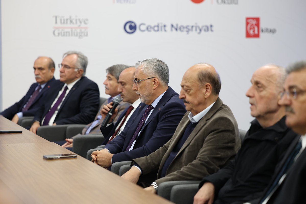 isikhanvedat's tweet photo. Önceki dönem Çalışma ve Sosyal Güvenlik Bakanımız, Ankara Milletvekilimiz Sayın Prof. Dr. @vedatbilgn’e, ebedi aleme irtihal eden muhterem annesi Gülpaşa Bilgin teyzemiz için taziye ziyaretinde bulunduk. 

Merhumeye Allah’tan rahmet diliyor, değerli ailesine ve sevenlerine sabr-ı cemil niyaz ediyorum.