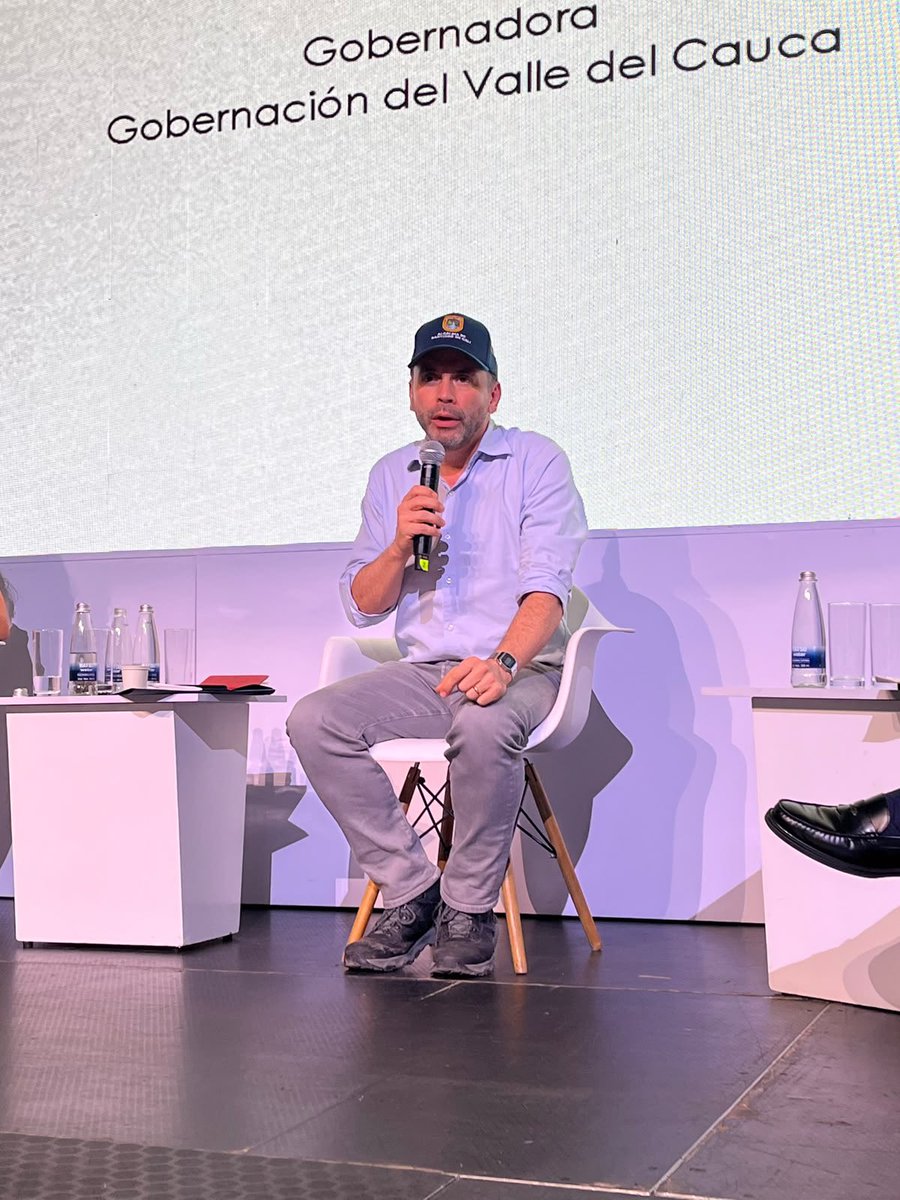 lauao's tweet photo. La base que hemos venido construyendo para que Cali se proyecte como una ciudad inteligente y tecnológica está lista y cada vez más fuerte. Es un proceso que está en manos de todos, por eso debemos comprometernos con ello. Señaló el alcalde, como conclusión del espacio. https://t.co/xuJKmvyeXd