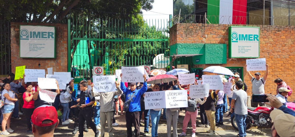 BuzosNoticias's tweet photo. 🔴#Urgente | Antorchistas protestan en el @IMER_Noticias para exigir derecho de réplica tras acusaciones difundidas en los noticiarios del instituto público.

Exigen la intervención del director Fernando Chamizo Guerrero. https://t.co/y8JUbaS3AQ