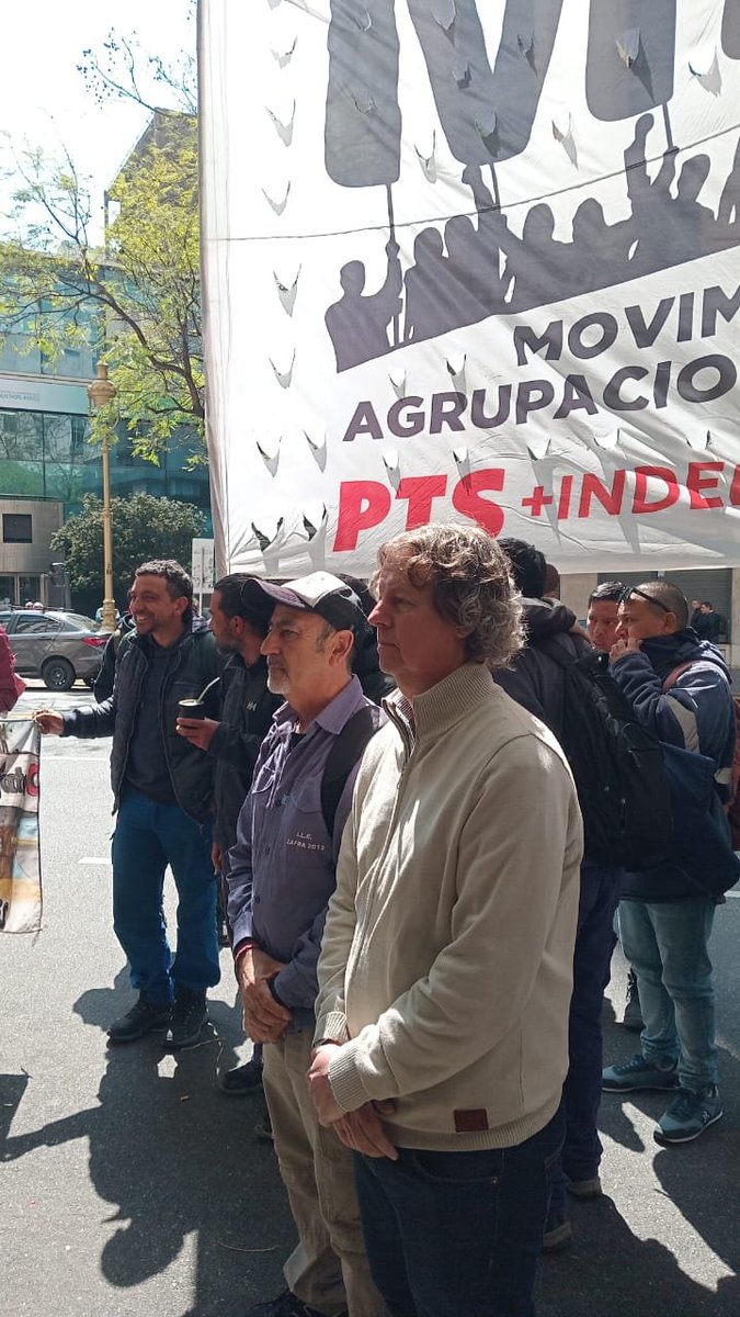 chipicastillo's tweet photo. Con @raulgodoy__ acompañamos reclamo de los trabajadores del SUTNA reclamando el pago de los salarios adeudados https://t.co/Duue1bcRSx
