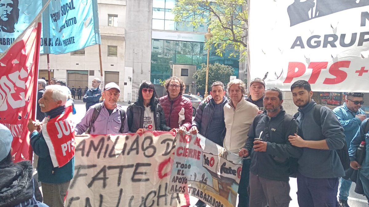 chipicastillo's tweet photo. Con @raulgodoy__ acompañamos reclamo de los trabajadores del SUTNA reclamando el pago de los salarios adeudados https://t.co/Duue1bcRSx