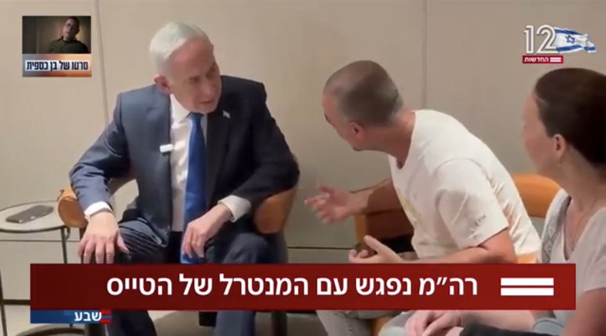 AviEdelson1's tweet photo. הבן אדם לא הגיע להלוויות,
לא ביקר משפחות שכולות,
ולקח לו שנה וחצי להגיע לניר עוז.

אבל להגיע לנתב״ג כדי לדבר עם הנוסעים שנטרלו את הטייס - לזה הוא מגיע בריצה.

עוד לא היה אפס כזה בתולדות הפוליטיקה הישראלית. https://t.co/9Eo4CFCMdE