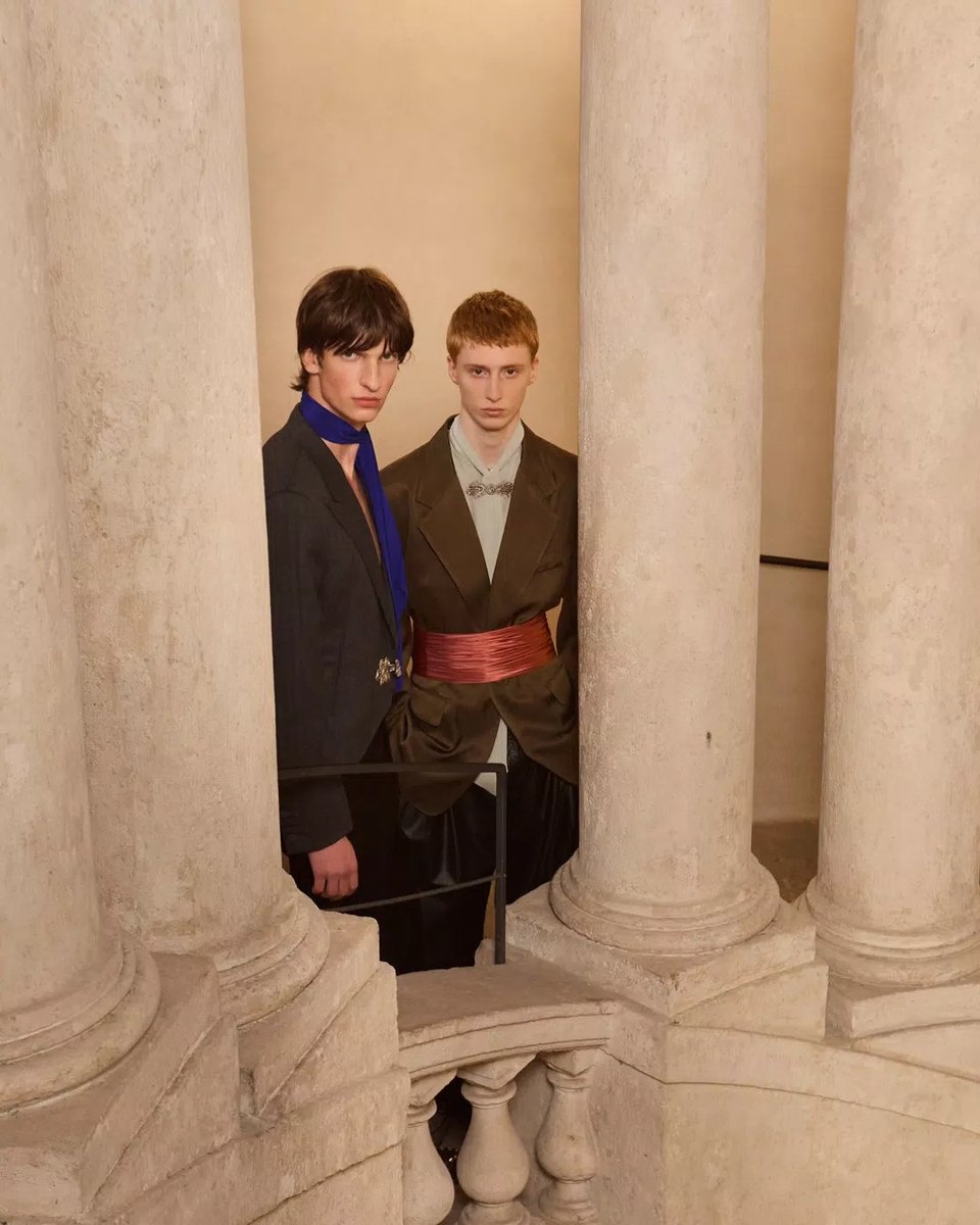 DAMAN_Magazine's tweet photo. Subversive romance, forged in Roman ateliers. Step inside the universe of Valentino FW26

Read more 
https://t.co/LPMCU7hnFW https://t.co/SFpTAhptRp