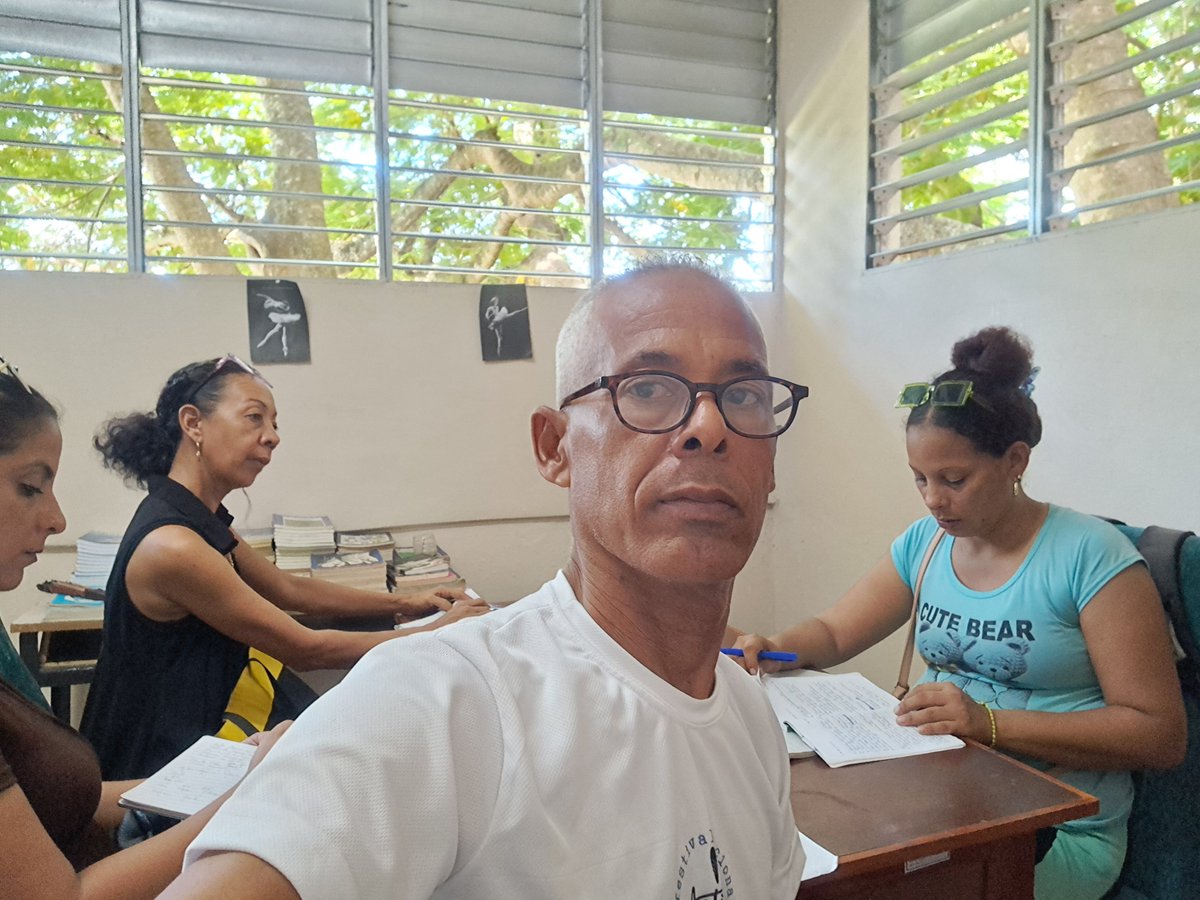 Roberto96450990's tweet photo. Hoy magnífico encuentro entre el Departamento de Danza de la EIA y el equipo Metodológico de Danza del CPCC. La J' del Departamento realizo una donación de Bibliografia para nuestro centro. https://t.co/jsERNL37Go