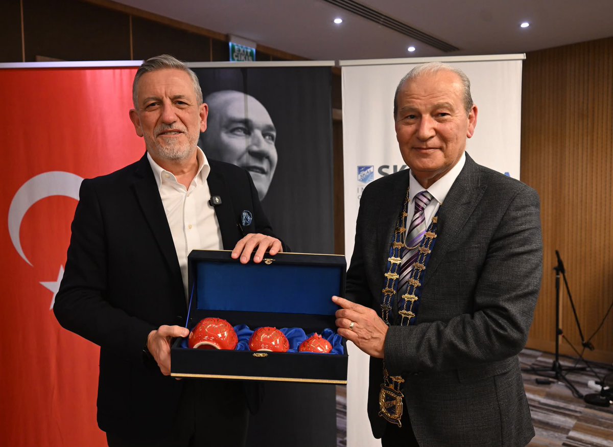 ibrahim_Burkay's tweet photo. Bursa SKAL Kulübü ev sahipliğinde turizm sektörümüzün kıymetli temsilcileriyle bir araya geldik.

BTSO 2030 Vizyonumuz kapsamında Bursa’mızın turizm gelirlerini artıracak, şehrimizi daha fazla ziyaret edilen ve daha uzun süre konaklanan bir destinasyon haline getirecek adımlara büyük önem veriyoruz.

Bu kapsamda özellikle fuar ve kongre turizmine yönelik çalışmalarımız, Organize Ticaret Bölgelerimiz ve Ticari Safari projemizle yüksek gelir grubuna sahip yerli ve yabancı ziyaretçileri Bursa’ya çekecek projeler geliştiriyoruz.

Tarihimiz, kültürümüz, doğamız, sanayimiz ve ticaret gücümüzle Bursa’mızı turizmde de çok daha güçlü bir noktaya hep birlikte taşıyacağız.

Nazik ev sahipliği için SKAL Bursa Başkanı Sayın İsmail Kuru’ya, değerli yönetim kuruluna ve programa kıymetli görüşleriyle katkı sunan tüm turizm profesyonellerimize teşekkür ediyorum.

#GüçlüBursaİçinOmuzOmuza 🔵