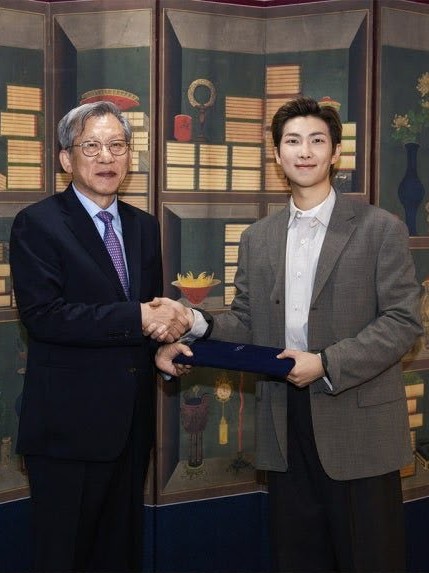 TheePopCore's tweet photo. Leader RM has donated 100 MILLION won to the National Museum of Korea, supporting the museum as its FIRST-EVER Global Ambassador. https://t.co/e4XkmJvi55