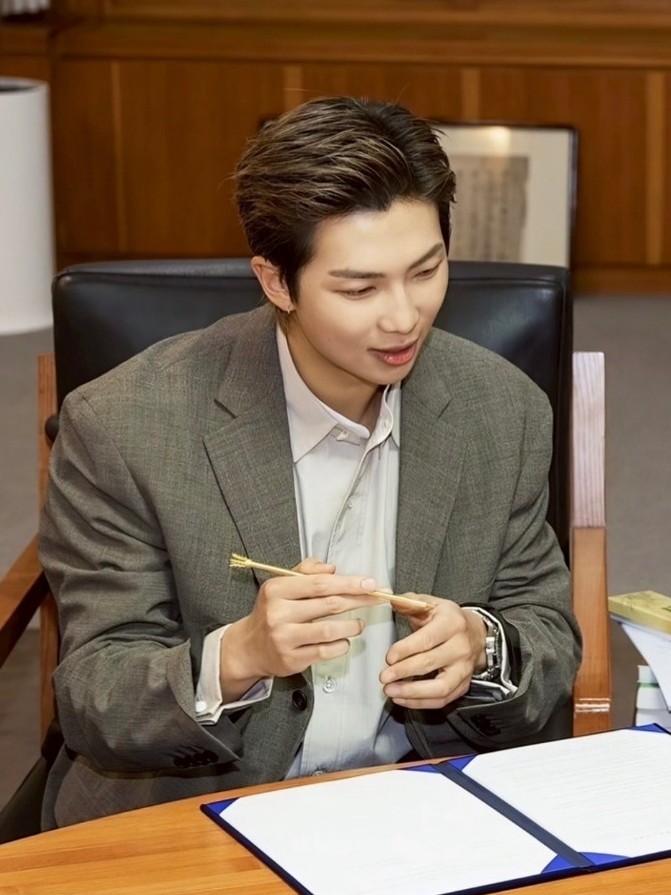 TheePopCore's tweet photo. Leader RM has donated 100 MILLION won to the National Museum of Korea, supporting the museum as its FIRST-EVER Global Ambassador. https://t.co/e4XkmJvi55