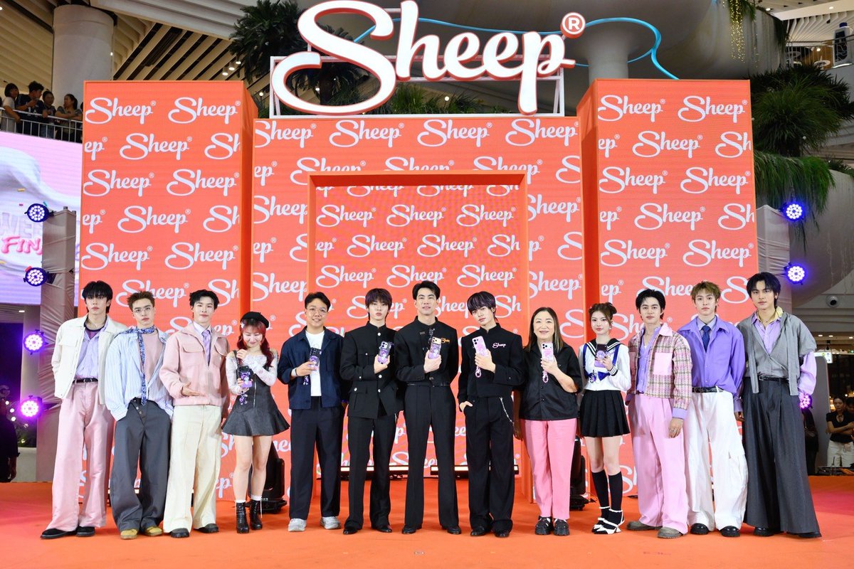 ANiceEnt's tweet photo. ตี๋ตี๋ – ป๋อ แทคทีม PROXIE และเหล่าคนดัง
เปิดโหมดโมเมนต์หวานในงาน “SHEEP SWEET TREAT  Final EP.”

SHEEP SWEET TREAT FINAL EP
#SHEEPxTeeTeePor
#SHEEPxTTP
#teeteepor #ตี๋ตี๋ป๋อ
#twnpich #porsuppakarn
#SHEEPxPROXIE
#SHEEP_SWTFINALEP
#SHEEPcollab #SHEEP

ทำเอาโลกออนไลน์แทบแตกตั้งแต่SHEEP เปิดตัว “ตี๋ตี๋ – วันพิชิต นิมิตภาคภูมิ” และ “ป๋อ – ศุภการ จิรโชติกุล” ในฐานะพรีเซ็นเตอร์คู่ล่าสุดของแบรนด์ ร่วมถ่ายทอดคาแรกเตอร์ Kuromi และ My Melody กระแสตอบรับจากแฟน ๆ มาแรงจนแฮชแท็ก SHEEPxTeeTeePor ขึ้นเทรนด์บน X (Twitter) ถึงอันดับ #4 Worldwide และ #1 Thailand  ก่อนที่ทั้งคู่จะมาปรากฏตัวในงานอีเว้นต์เสียอีก   
                      
บรรยากาศงาน“SHEEP SWEET TREAT Final EP.” คึกคักตั้งแต่เช้า เมื่อเหล่าวาวาแฟนๆของ ตี๋ตี๋ – ป๋อ และชาวUSER ของวง PROXIEพร้อมใจกันมารอเก็บโมเมนต์ของศิลปินคนโปรดกันอย่างคึกคัก ที่เดอะมอลล์ไลฟ์สโตร์ บางกะปิ     เปิดเวทีโดยนายอภินันท์ ตรีรัตน์พิจารณ์ (คุณตุ่ย) Founder & CEO บริษัท ชีพ แก็ดเจ็ต จำกัด ร่วมกล่าวเปิดงาน จากนั้นเรียกเสียงเชียร์ด้วยโชว์จาก มุก–วรนิษฐ์ ที่มาร่วมร้องเพลง “เอาปากกามาวง” ก่อนส่งต่อความสนุกให้  แอปเปิ้ล -ลาภิสราและมิ้ม ปัณฑิตา  กับเพลง “เพลงรักเพลงแรก” ทำเอาแฟนๆ ร่วมร้องตามกันอย่างสนุกสนาน

ความสนุกยังต่อเนื่องแบบไม่มีพัก เสียงกรี๊ดสนั่นห้างจากเหล่า USER เมื่อศิลปินวง PROXIE ทั้ง 6 คนมาพร้อมกับชุดม่วง-ชมพู นำโดย กัน,คิม,โชกุน,กร,อองรีและวิคเตอร์ พร้อมใจกันโชว์ร้องเพลงแบบจัดเต็มบนเวทีหลัก เริ่มจาก เพลง Crazy Love,คนไม่คุย, ไม่รับงับป๋ม, สถานะเบลอ , จีบไม่จบ, ขี้แง  และปิดท้ายด้วยเพลง Bad Shawty สร้างความสนุกและความคึกคักให้กับแฟชั่นโชว์ที่แคทวอล์ค งานนี้จัดให้ชมกันแบบสองจังหวะทั้งเสียงเพลงและแฟชั่น ไปพร้อมๆกัน โดยมีคนดัง นำโดยพั้นรักแมว, มุก-วรนิษฐ์, แอปเปิ้ล - ลาภิสรา, มิ้ม - ปัณฑิตา และนักแสดงจากซีรีส์ Shades   มาร่วมเดินแฟชั่นสร้างสีสันบนแคทวอล์คเพื่อถ่ายทอดเคสแบรนด์ SHEEP

และถึงช่วงที่เหล่าวาวารอคอย เสียงกรี๊ดก็ดังขึ้นอีกครั้ง เมื่อตี๋ตี๋-ป๋อ ปรากฏตัวพร้อมลุคใหม่สุดเฟี้ยวฟ้าวจัดเต็มด้วยสีผมไฮไลท์ สีม่วงและสีชมพู ที่ได้แรงบันดาลใจจากคาแรกเตอร์ Kuromi และ My Melody งานนี้ทั้งคู่มาร่วมเปิดตัวในฐานะพรีเซ็นเตอร์SHEEPคู่ล่าสุด พร้อมเปิดตัวเคสคอลเลกชั่น  Kuromi และ My Melody โดยทั้งคู่ ได้พูดถึงคาแรกเตอร์ที่ตัวเองชื่นชอบ เริ่มจาก ตี๋ตี๋ เผยถึง Kuromi ว่า “จริงๆ ชอบ Kuromi มาก ใครที่เป็นแฟนคลับผมจะรู้เลย ที่ผ่านมาก็มีทั้งตุ๊กตาและของที่เป็น Kuromi ที่แฟนๆซื้อมาให้ตลอด ที่ชอบเพราะมีความกวนๆ เท่ๆ ซ่าๆ และมีเอกลักษณ์ไม่เหมือนใคร ยิ่งพอมาอยู่บนเคสSHEEP ยิ่งรู้สึกว่าคาแรกเตอร์เขาชัดมาก เห็นแล้วก็ยิ่งชอบเข้าไปอีก”

ส่วนป๋อ เผยว่า “My Melodyเป็นคาแรกเตอร์ที่เห็นแล้วอารมณ์ดีขึ้นมาเลยครับ  น้องดูอ่อนโยน มองโลกในแง่ดี แล้วก็เป็นพลังบวกให้เราได้ตลอดเวลา พอมาอยู่บนเคสSHEEPก็ยิ่งรู้สึกว่าเหมือนได้พกพลังบวกติดตัวไปด้วย เพราะเป็นสิ่งที่เราใช้และเห็นอยู่กับตัวตลอดครับ ”  

จากนั้นทั้งคู่ได้เสริฟ์โมเมนต์คอนเท้นต์ฮิลใจ  ก่อนจะปิดท้ายที่ทำเอาเหล่าวาวาใจบาง เมื่อ ตี๋ตี๋–ป๋อ จับไมค์ร้องเพลง “สิ่งที่แสนดี” และเพลง “not the best but Still good” เรียกได้ว่างาน “SHEEP SWEET TREAT  Final EP.” ครั้งนี้ รวมเอาความสนุกจากเสียงเพลง แฟชั่น และโมเมนต์ของศิลปินคนโปรดมาไว้บนเวทีเดียว จัดเต็มความหวาน ความสนุก และสีสันแบบครบทุกมู้ด
    
เติมความหวานและพกความน่ารักของ  Kuromi และ My Melody จาก SHEEP กันได้ผ่านทั้งหมด 11 สาขาด้วยกัน ร้าน SHEEP Flagship Store  3 สาขา ที่ขายเฉพาะสินค้าแบรนด์ SHEEP เซ็นทรัลเวิลด์,เมกะบางนาและฟิวเจอร์พาร์ครังสิต  ร้าน AppleSheep 8 สาขา ที่ขายสินค้าในรูปแบบ Multi-Store โดยจะมีทั้งสินค้าแบรนด์SHEEP และแบรนด์อื่น ๆให้เลือกซื้อ ซึ่งจะมีทั้งสินค้า Gadget และไลฟ์สไตล์ ได้แก่สาขา เดอะมอลล์ไลฟ์สโตร์ บางกะปิ,  ฟิวเจอร์ปาร์ครังสิต ,แฟชั่นไอแลนด์ , เซ็นทรัลลาดพร้าว , เซ็นทรัลรามอินทรา, เซ็นทรัลเวสต์วิลล์ ,  เซ็นทรัลขอนแก่น ,เซ็นทรัลหาดใหญ่ หรือติดต่อช่องทางออนไลน์ได้ที่  https://t.co/uVSfVuTEIX,Line: @applesheep,  Facebook: AppleSheep เคส ipadpro มีที่เก็บปากกา, Instagram: applesheepth, Tiktok: applesheepth

🔗https://t.co/jgFsLPczbS