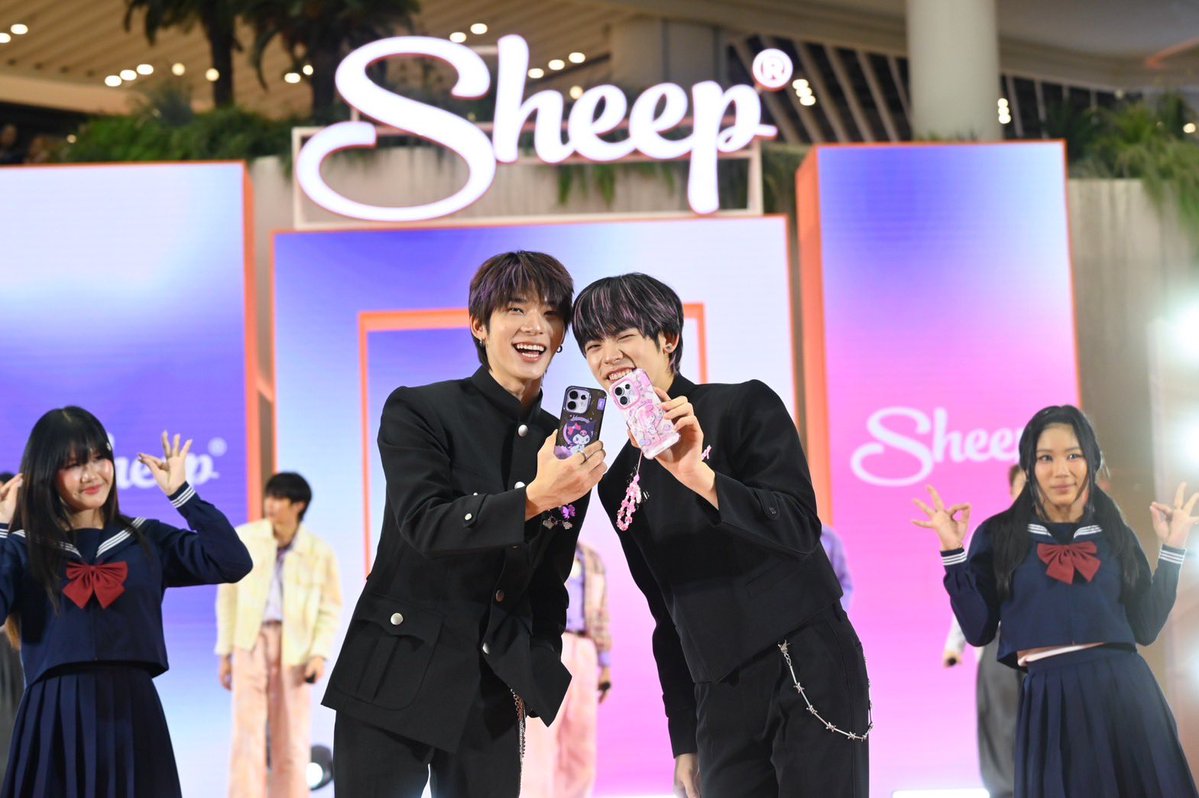 SapphicGardenTH's tweet photo. ตี๋ตี๋ - ป๋อ แทคทีม PROXIE และเหล่าคนดัง เปิดโหมดโมเมนต์หวานในงาน "SHEEP SWEET TREAT Final EP"

#SHEEPxTeeTeePor #SHEEPxTTP
#SHEEPxPROXIE #SHEEPxAppleMim
#mookworranit 

ทำเอาโลกออนไลน์แทบแตกตั้งแต่SHEEP เปิดตัว “ตี๋ตี๋ – วันพิชิต นิมิตภาคภูมิ” และ “ป๋อ – ศุภการ จิรโชติกุล” ในฐานะพรีเซ็นเตอร์คู่ล่าสุดของแบรนด์ ร่วมถ่ายทอดคาแรกเตอร์ Kuromi และ My Melody กระแสตอบรับจากแฟน ๆ มาแรงจนแฮชแท็ก SHEEPxTeeTeePor  ขึ้นเทรนด์บน X (Twitter) ถึงอันดับ #4 Worldwide และ #1 Thailand ก่อนที่ทั้งคู่จะมาปรากฏตัวในงานอีเว้นต์เสียอีก  

บรรยากาศงาน“SHEEP SWEET TREAT Final EP.” คึกคักตั้งแต่เช้า เมื่อเหล่าวาวาแฟนๆของ  ตี๋ตี๋ – ป๋อ และชาวUSER ของวง PROXIEพร้อมใจกันมารอเก็บโมเมนต์ของศิลปินคนโปรดกันอย่างคึกคัก  ที่เดอะมอลล์ไลฟ์สโตร์ บางกะปิ เปิดเวทีโดยนายอภินันท์ ตรีรัตน์พิจารณ์ (คุณตุ่ย) Founder & CEO บริษัท ชีพ แก็ดเจ็ต จำกัด  ร่วมกล่าวเปิดงาน   จากนั้นเรียกเสียงเชียร์ด้วยโชว์จาก มุก–วรนิษฐ์ ที่มาร่วมร้องเพลง “เอาปากกามาวง” ก่อนส่งต่อความสนุกให้ แอปเปิ้ล -ลาภิสราและมิ้ม ปัณฑิตา  กับเพลง “เพลงรักเพลงแรก”   ทำเอาแฟนๆ ร่วมร้องตามกันอย่างสนุกสนาน
 
ความสนุกยังต่อเนื่องแบบไม่มีพัก เสียงกรี๊ดสนั่นห้างจากเหล่า USER เมื่อศิลปินวง PROXIE  ทั้ง 6 คนมาพร้อมกับชุดม่วง-ชมพู นำโดย กัน,คิม,โชกุน,กร,อองรีและวิคเตอร์ พร้อมใจกันโชว์ร้องเพลงแบบจัดเต็มบนเวทีหลัก เริ่มจาก เพลง Crazy Love,คนไม่คุย, ไม่รับงับป๋ม, สถานะเบลอ , จีบไม่จบ, ขี้แง  และปิดท้ายด้วยเพลง Bad Shawty สร้างความสนุกและความคึกคักให้กับแฟชั่นโชว์ที่แคทวอล์ค งานนี้จัดให้ชมกันแบบสองจังหวะทั้งเสียงเพลงและแฟชั่น ไปพร้อมๆกัน โดยมีคนดัง นำโดยพั้นรักแมว, มุก-วรนิษฐ์, แอปเปิ้-ลาภิสรา, มิ้ม-ปัณฑิตา และนักแสดงจากซีรีส์ Shades   มาร่วมเดินแฟชั่นสร้างสีสันบนแคทวอล์คเพื่อถ่ายทอดเคสแบรนด์ SHEEP
 
และถึงช่วงที่เหล่าวาวารอคอย เสียงกรี๊ดก็ดังขึ้นอีกครั้ง เมื่อตี๋ตี๋-ป๋อ ปรากฏตัวพร้อมลุคใหม่สุดเฟี้ยวฟ้าวจัดเต็มด้วยสีผมไฮไลท์ สีม่วงและสีชมพู ที่ได้แรงบันดาลใจจากคาแรกเตอร์ Kuromi และ My Melody งานนี้ทั้งคู่มาร่วมเปิดตัวในฐานะพรีเซ็นเตอร์SHEEPคู่ล่าสุด พร้อมเปิดตัวเคสคอลเลกชั่น Kuromi และ My Melody โดยทั้งคู่ ได้พูดถึงคาแรกเตอร์ที่ตัวเองชื่นชอบ เริ่มจาก ตี๋ตี๋ เผยถึง Kuromi ว่า “จริงๆ ชอบ Kuromi มาก ใครที่เป็นแฟนคลับผมจะรู้เลย ที่ผ่านมาก็มีทั้งตุ๊กตาและของที่เป็น Kuromi ที่แฟนๆซื้อมาให้ตลอด ที่ชอบเพราะมีความกวนๆ เท่ๆ ซ่าๆ และมีเอกลักษณ์ไม่เหมือนใคร ยิ่งพอมาอยู่บนเคสSHEEP ยิ่งรู้สึกว่าคาแรกเตอร์เขาชัดมาก เห็นแล้วก็ยิ่งชอบเข้าไปอีก”

ส่วนป๋อ เผยว่า “My Melodyเป็นคาแรกเตอร์ที่เห็นแล้วอารมณ์ดีขึ้นมาเลยครับ  น้องดูอ่อนโยน มองโลกในแง่ดี แล้วก็เป็นพลังบวกให้เราได้ตลอดเวลา พอมาอยู่บนเคสSHEEPก็ยิ่งรู้สึกว่าเหมือนได้พกพลังบวกติดตัวไปด้วย เพราะเป็นสิ่งที่เราใช้และเห็นอยู่กับตัวตลอดครับ ”  
 
จากนั้นทั้งคู่ได้เสริฟ์โมเมนต์คอนเท้นต์ฮิลใจ  ก่อนจะปิดท้ายที่ทำเอาเหล่าวาวาใจบาง เมื่อ ตี๋ตี๋–ป๋อ จับไมค์ร้องเพลง “สิ่งที่แสนดี” และเพลง “not the best but Still good” เรียกได้ว่างาน “SHEEP SWEET TREAT  Final EP.” ครั้งนี้ รวมเอาความสนุกจากเสียงเพลง แฟชั่น และโมเมนต์ของศิลปินคนโปรดมาไว้บนเวทีเดียว จัดเต็มความหวาน ความสนุก และสีสันแบบครบทุกมู้ด
   
เติมความหวานและพกความน่ารักของ  Kuromi และ My Melody จาก SHEEP กันได้ผ่านทั้งหมด 11 สาขาด้วยกัน ร้าน SHEEP Flagship Store  3 สาขา ที่ขายเฉพาะสินค้าแบรนด์ SHEEP เซ็นทรัลเวิลด์,เมกะบางนาและฟิวเจอร์พาร์ครังสิต  ร้าน AppleSheep 8 สาขาที่ขายสินค้าในรูปแบบ Multi-Store โดยจะมีทั้งสินค้าแบรนด์SHEEP และแบรนด์อื่น ๆให้เลือกซื้อ ซึ่งจะมีทั้งสินค้า Gadget และไลฟ์สไตล์ ได้แก่สาขา เดอะมอลล์ไลฟ์สโตร์ บางกะปิ,  ฟิวเจอร์ปาร์ครังสิต ,แฟชั่นไอแลนด์ , เซ็นทรัลลาดพร้าว , เซ็นทรัลรามอินทรา, เซ็นทรัลเวสต์วิลล์ ,  เซ็นทรัลขอนแก่น ,เซ็นทรัลหาดใหญ่ หรือติดต่อช่องทางออนไลน์ได้ที่  https://t.co/OWLeo5pzR8,Line: @applesheep,  Facebook: AppleSheep เคส ipadpro มีที่เก็บปากกา, Instagram: applesheepth, Tiktok: applesheepth
